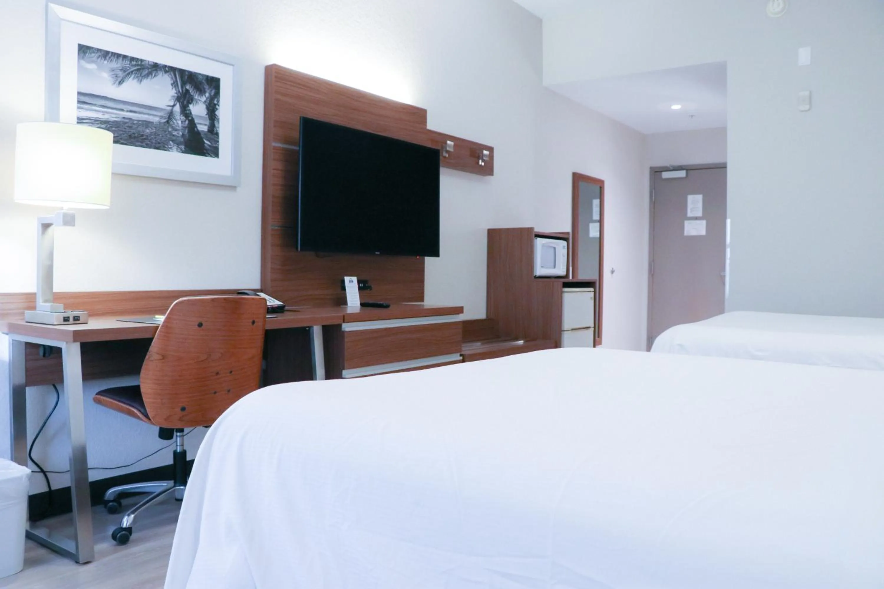 TV and multimedia, Bed in Days Inn & Suites by Wyndham Fort Myers Near JetBlue Park