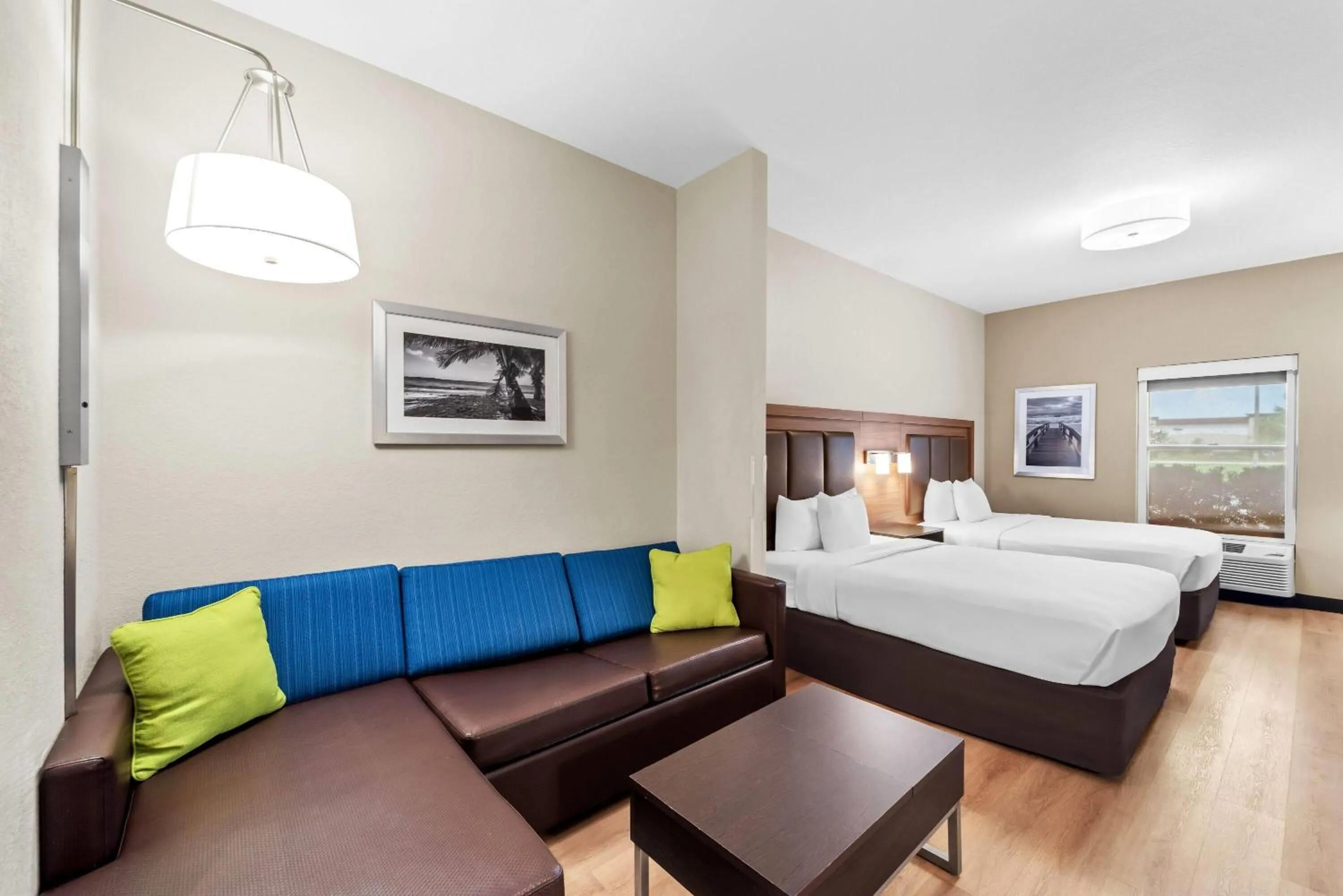 Bed in Days Inn & Suites by Wyndham Fort Myers Near JetBlue Park