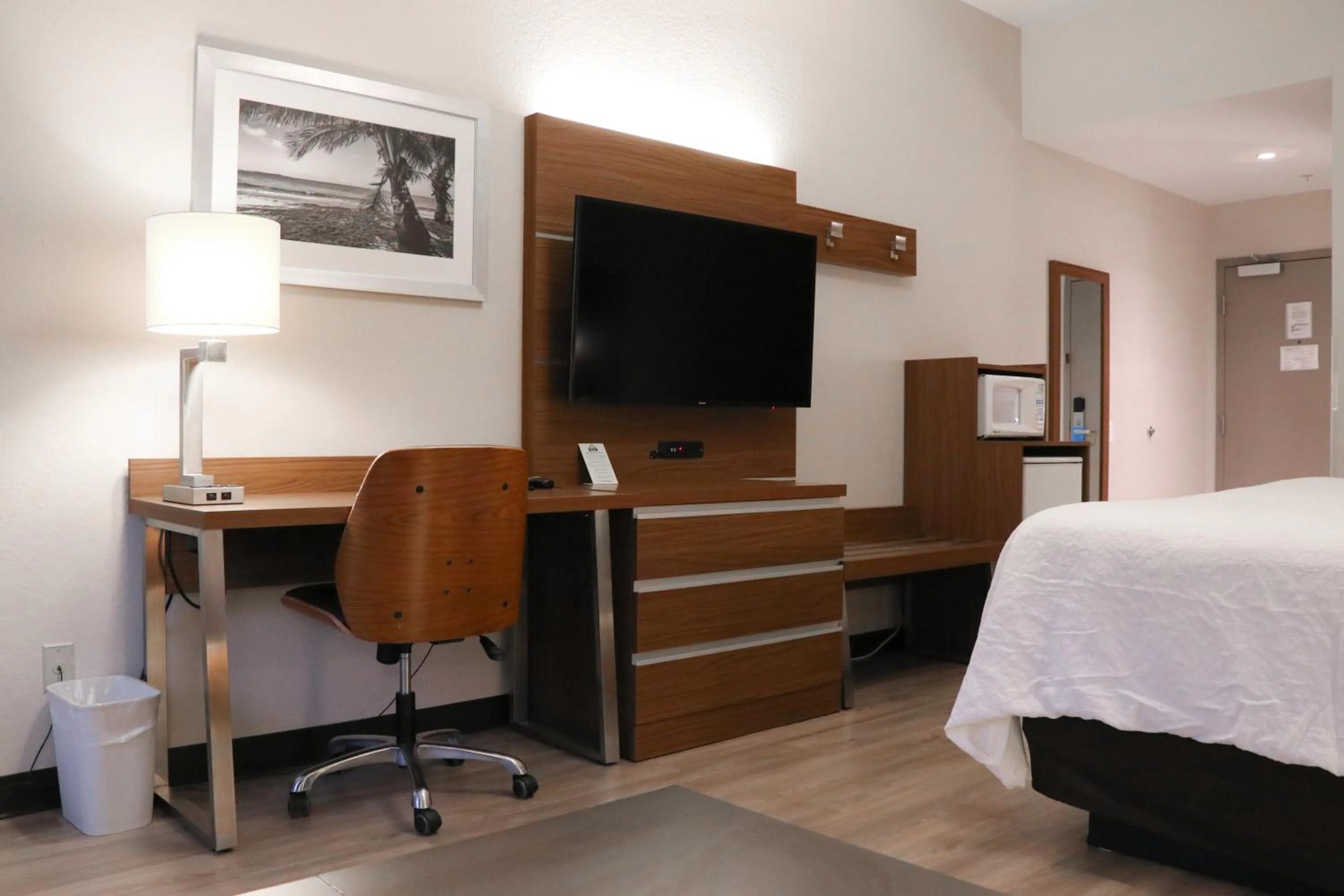 TV and multimedia, Bed in Days Inn & Suites by Wyndham Fort Myers Near JetBlue Park