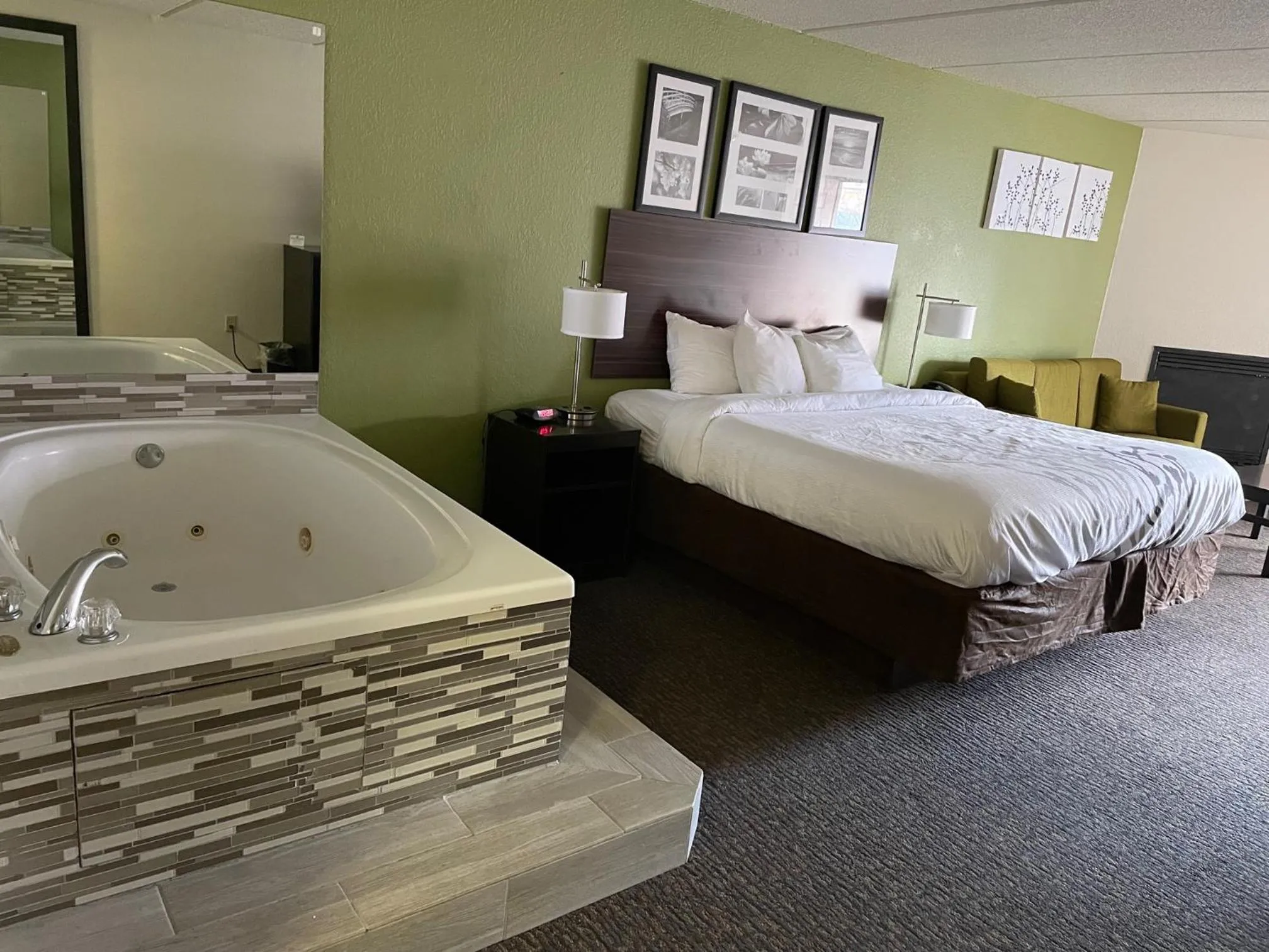 Hot Tub, Bed in Sleep Inn & Suites near Sports World Blvd