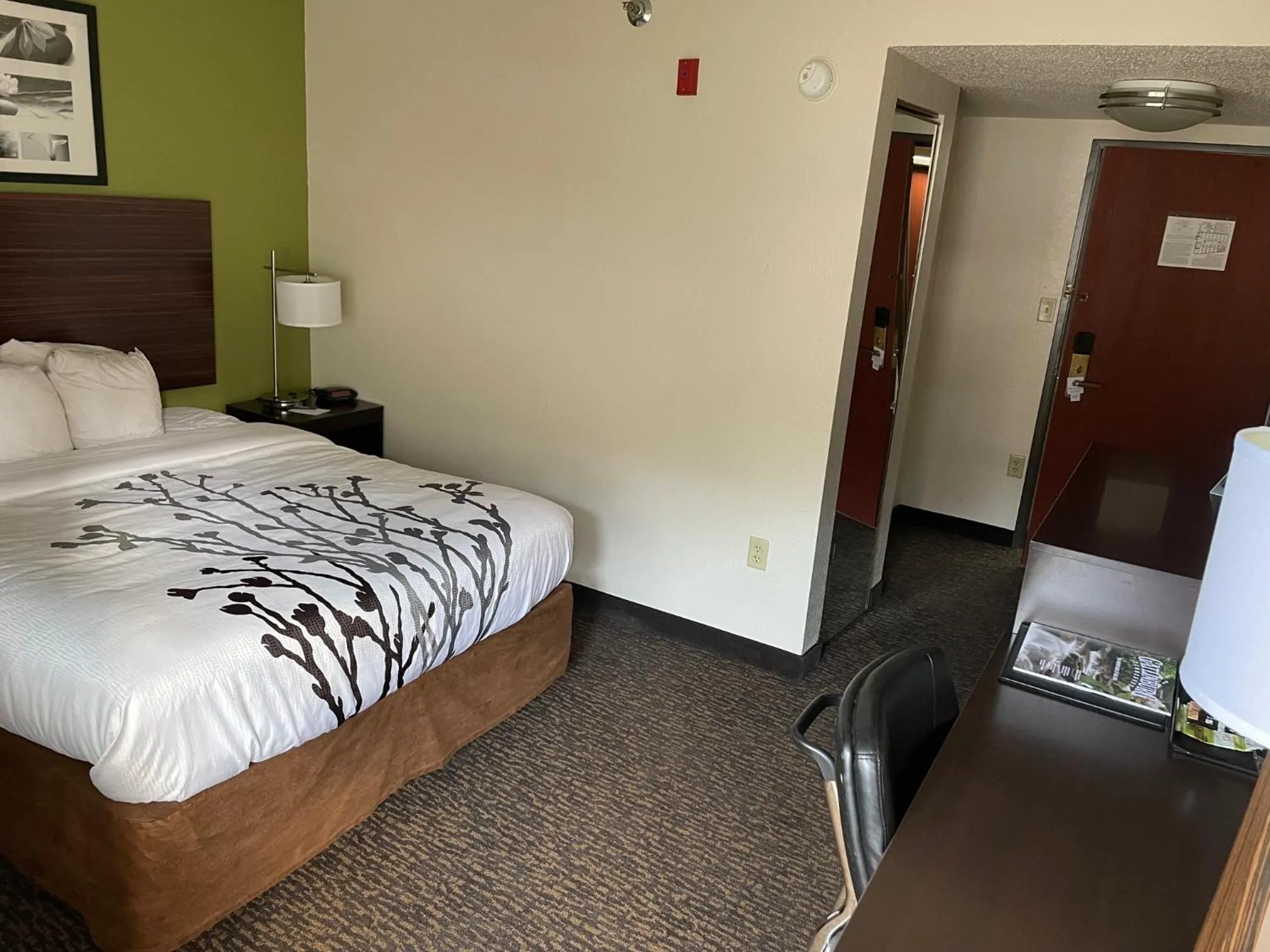 Balcony/Terrace, Bed in Sleep Inn & Suites near Sports World Blvd