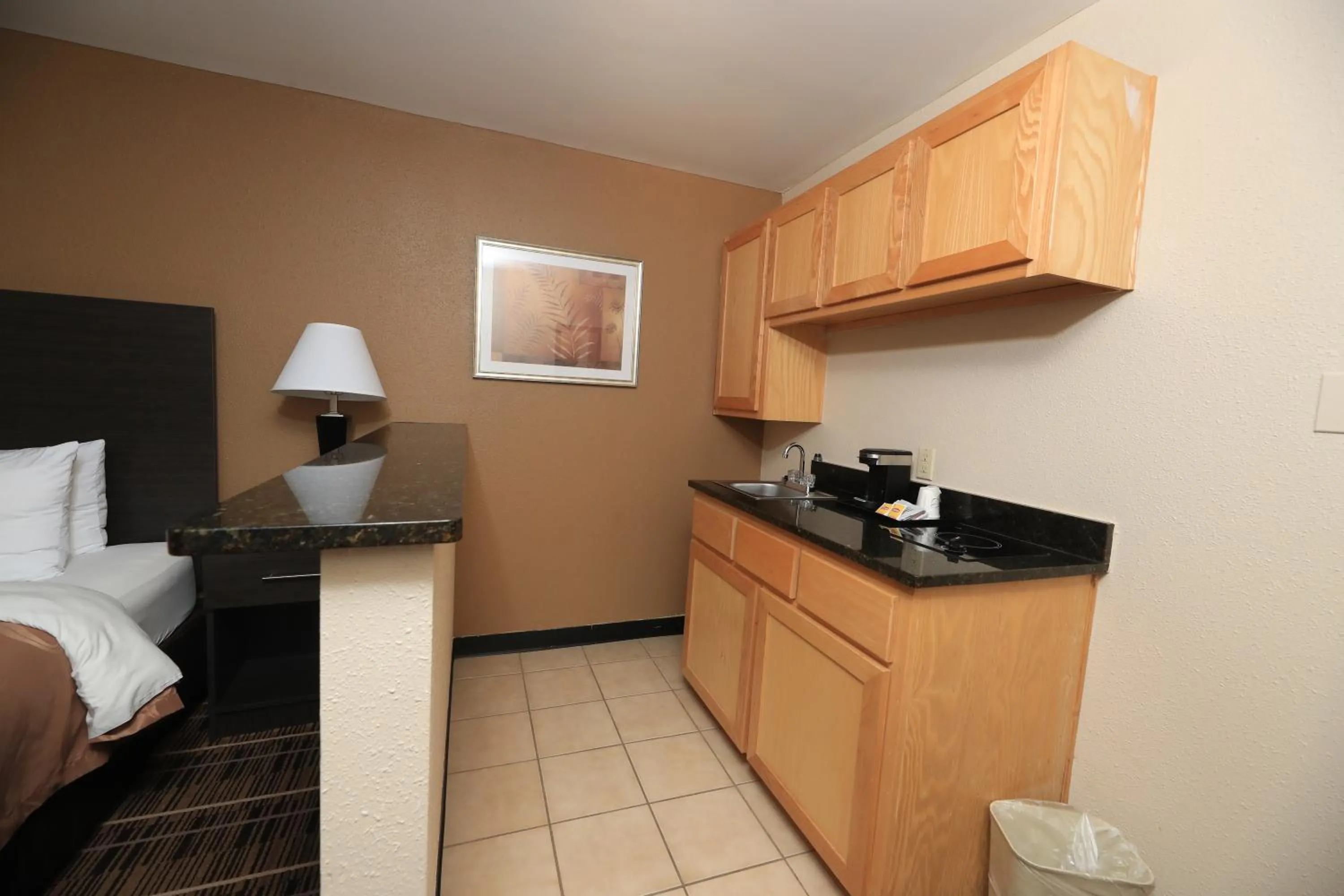 Kitchen or kitchenette, Bed in Quality Inn DFW Airport North - Irving