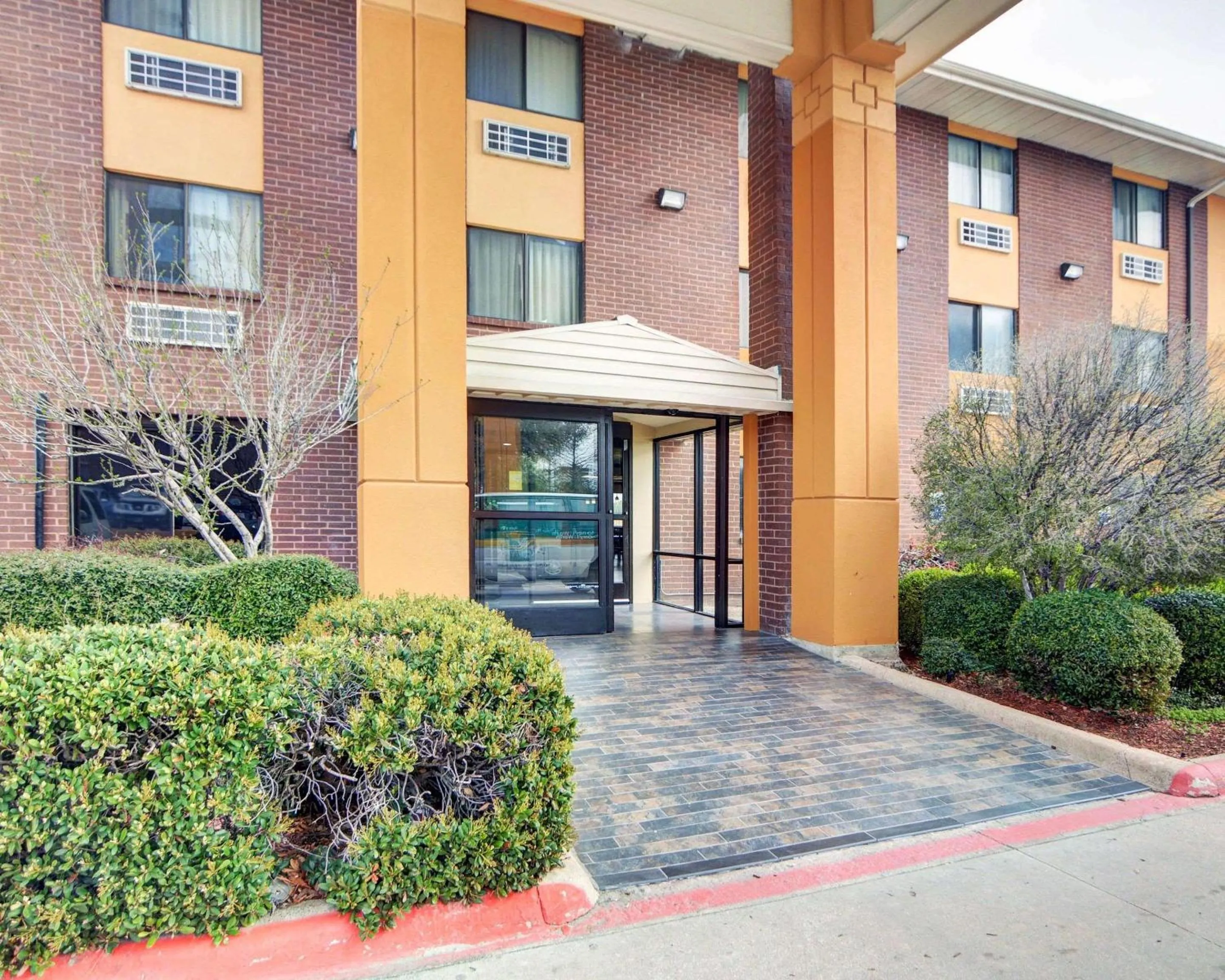 Property building in Quality Inn DFW Airport North - Irving
