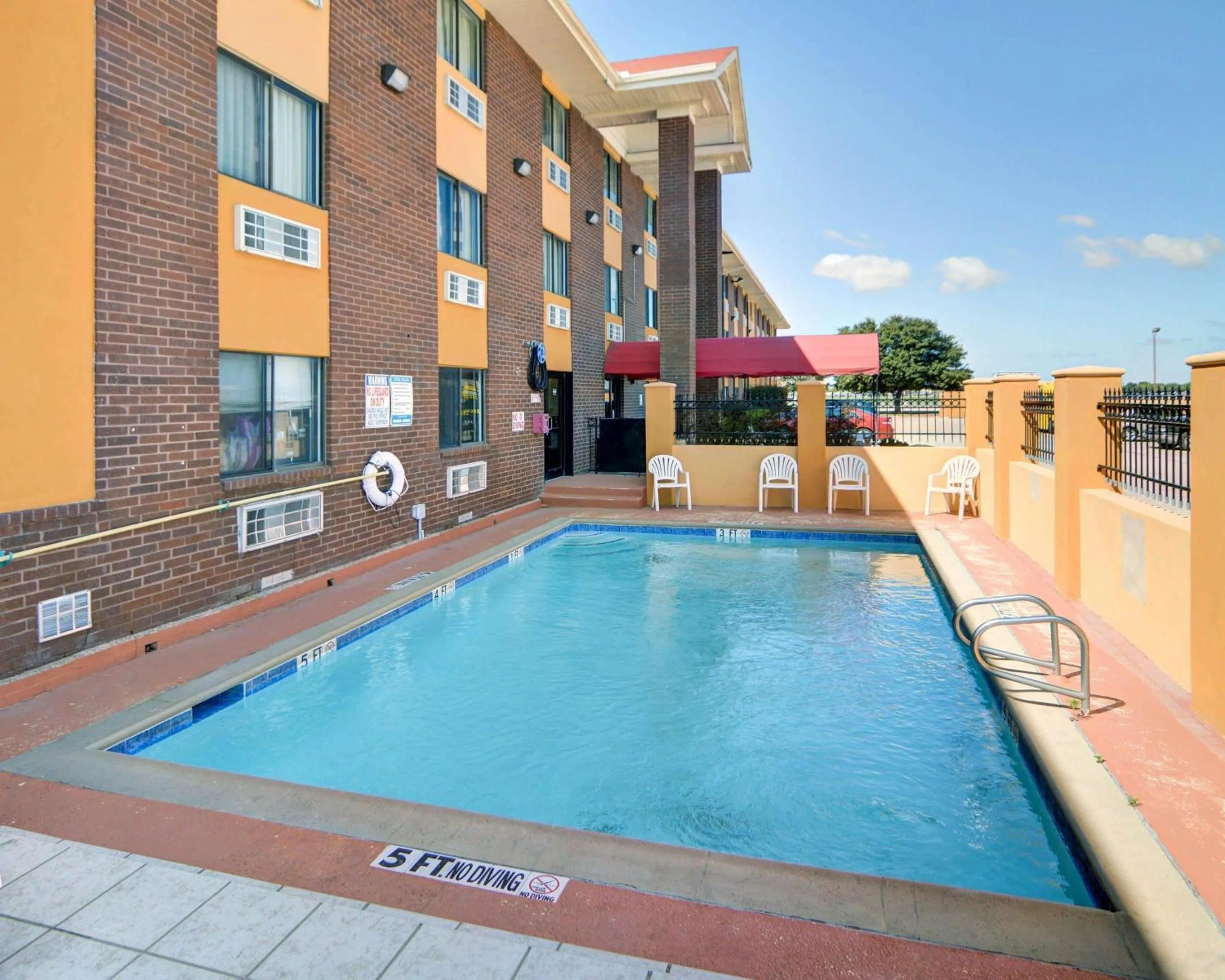 Swimming pool in Quality Inn DFW Airport North - Irving