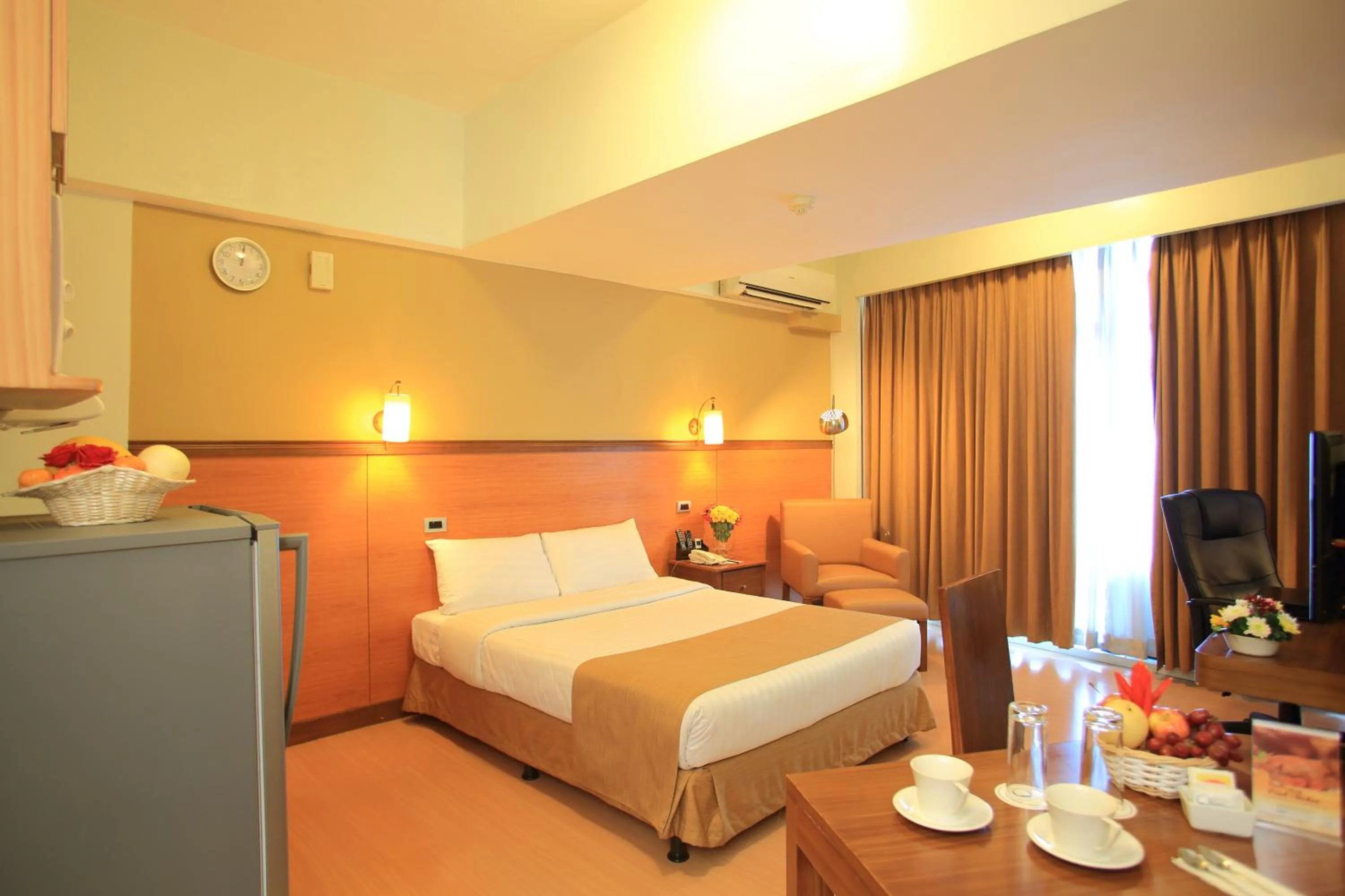 Photo of the whole room, Bed in The Malayan Plaza Hotel