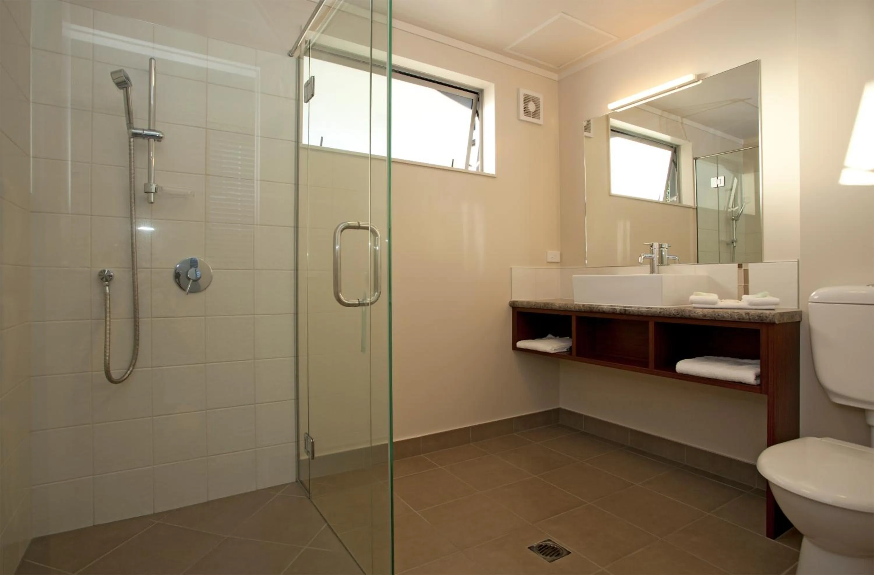 Shower in Atrium On Ulster