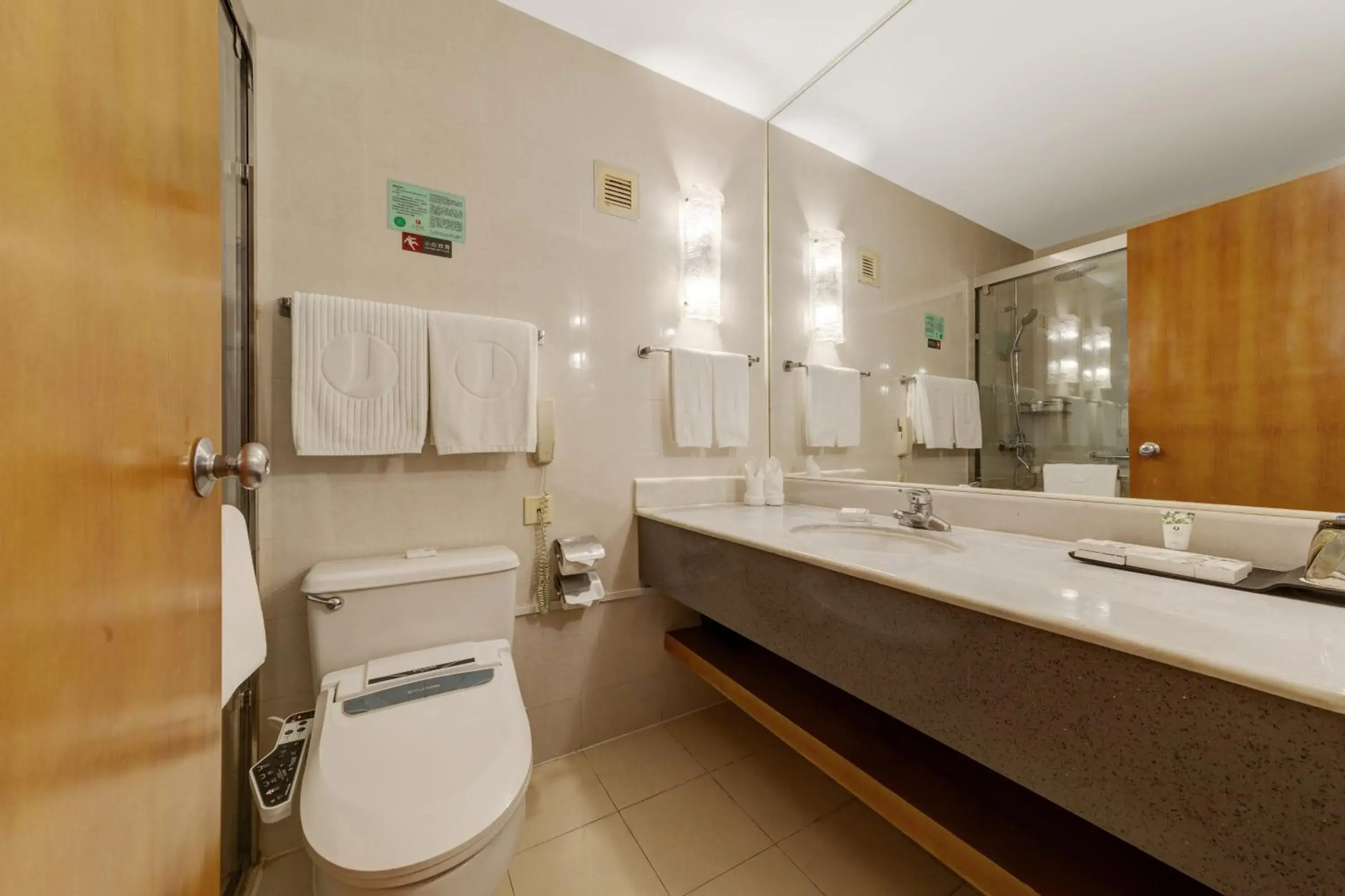 Twin Room with Lake View in Jianguo Hotel Xi'an Twin Room with Lake View in Jianguo Hotel Xi'an