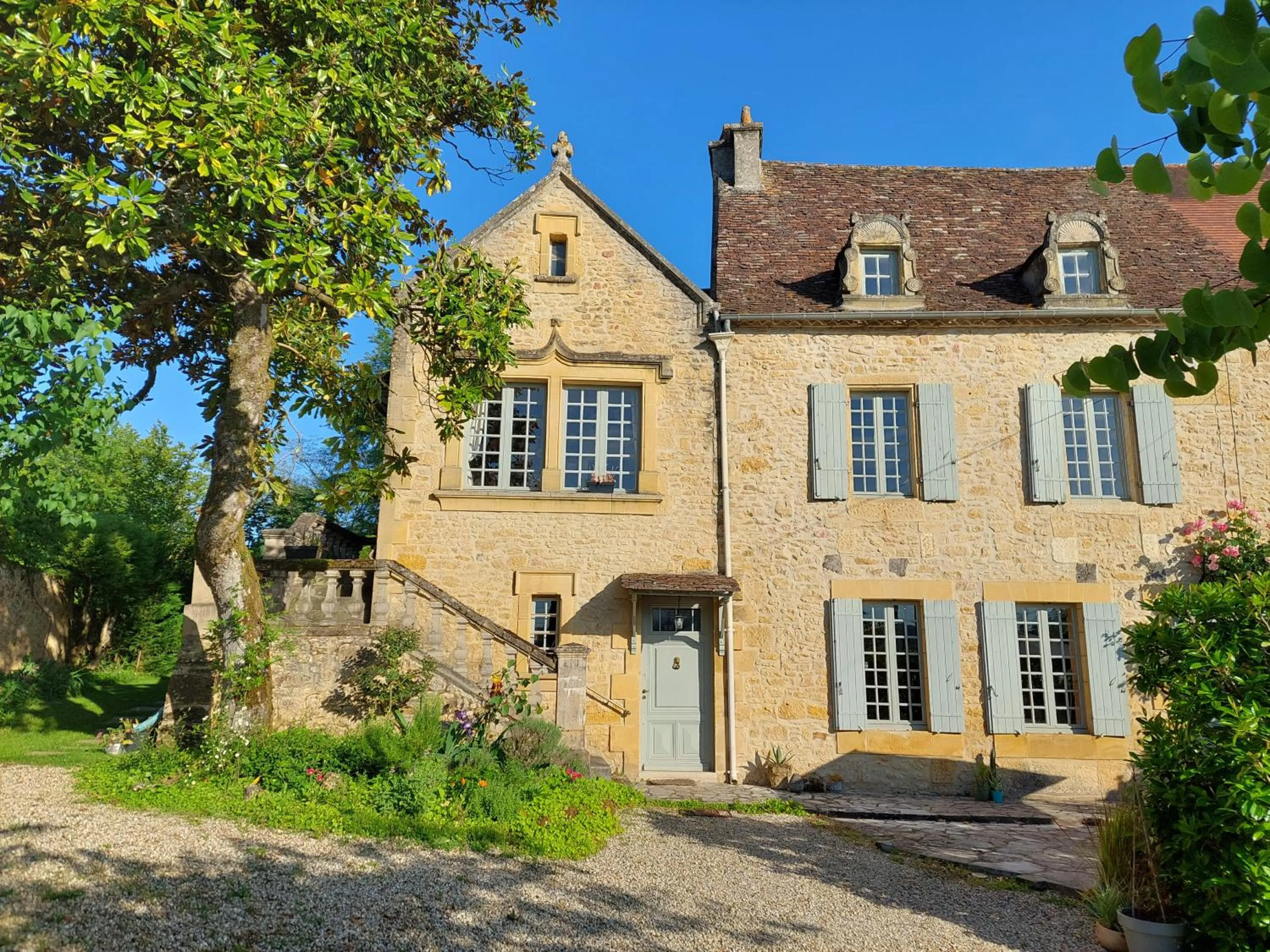 Property building in Rue du Château