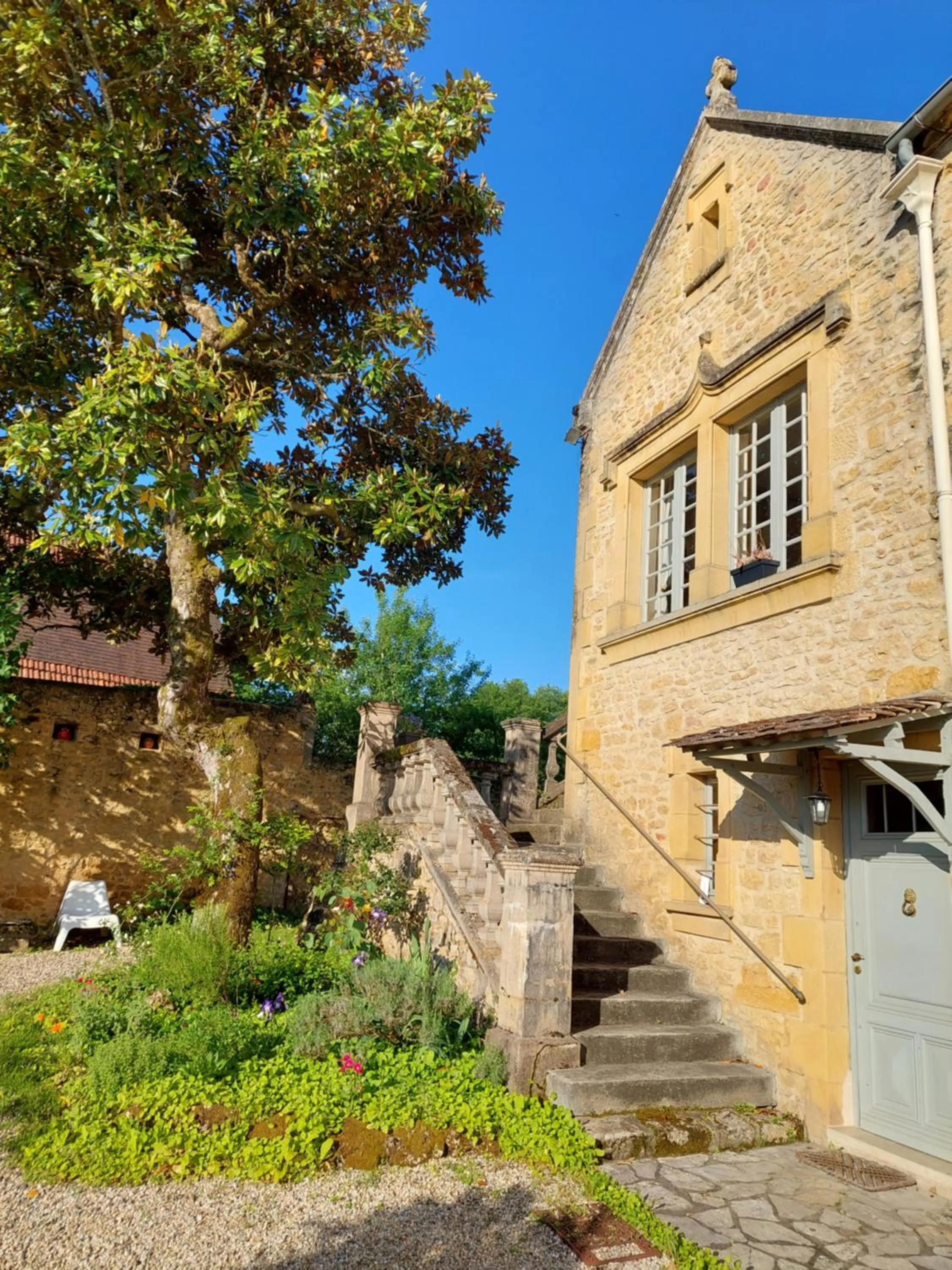 Property building in Rue du Château