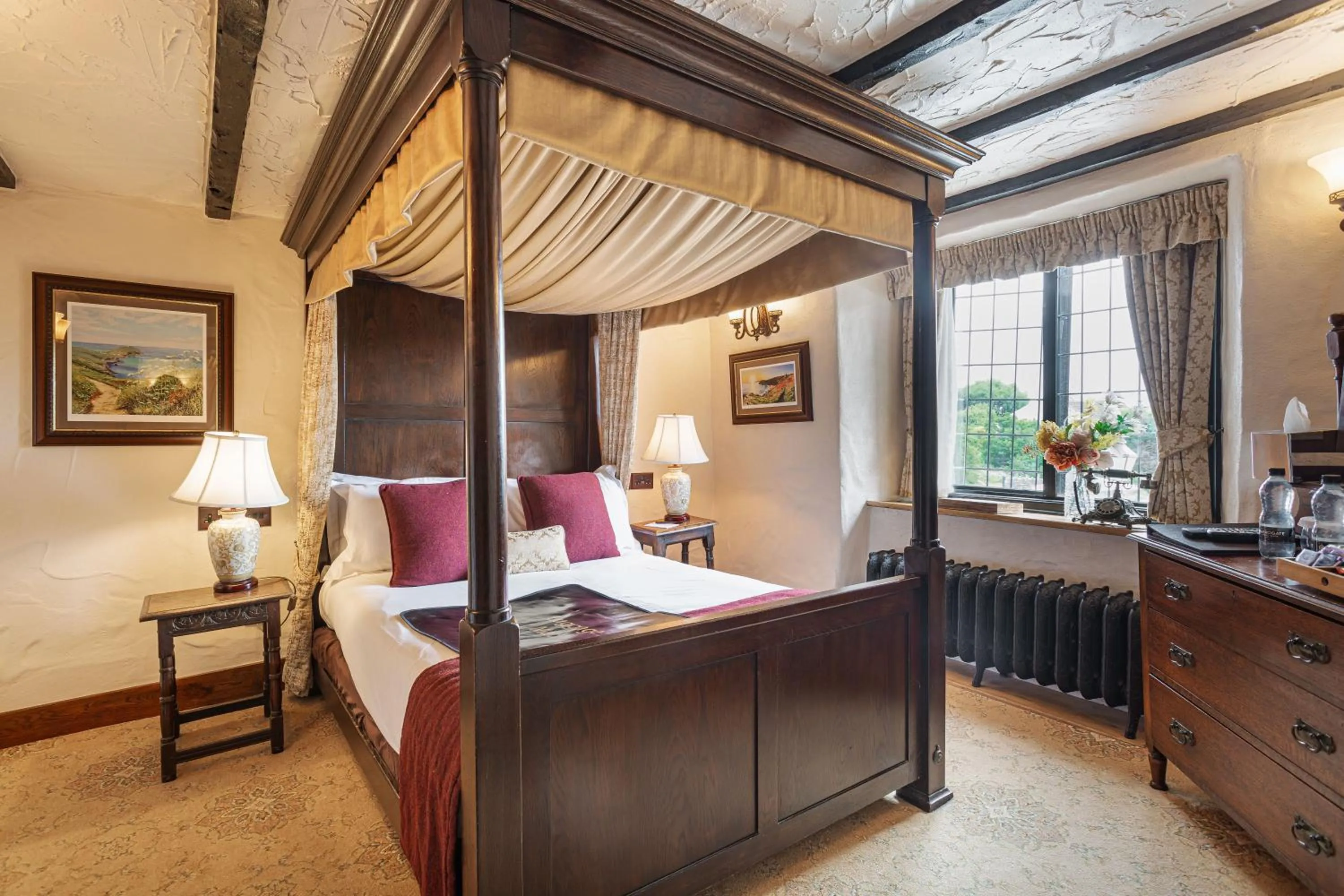Bed in The Jamaica Inn, Bodmin, Cornwall - The Coaching Inn Group