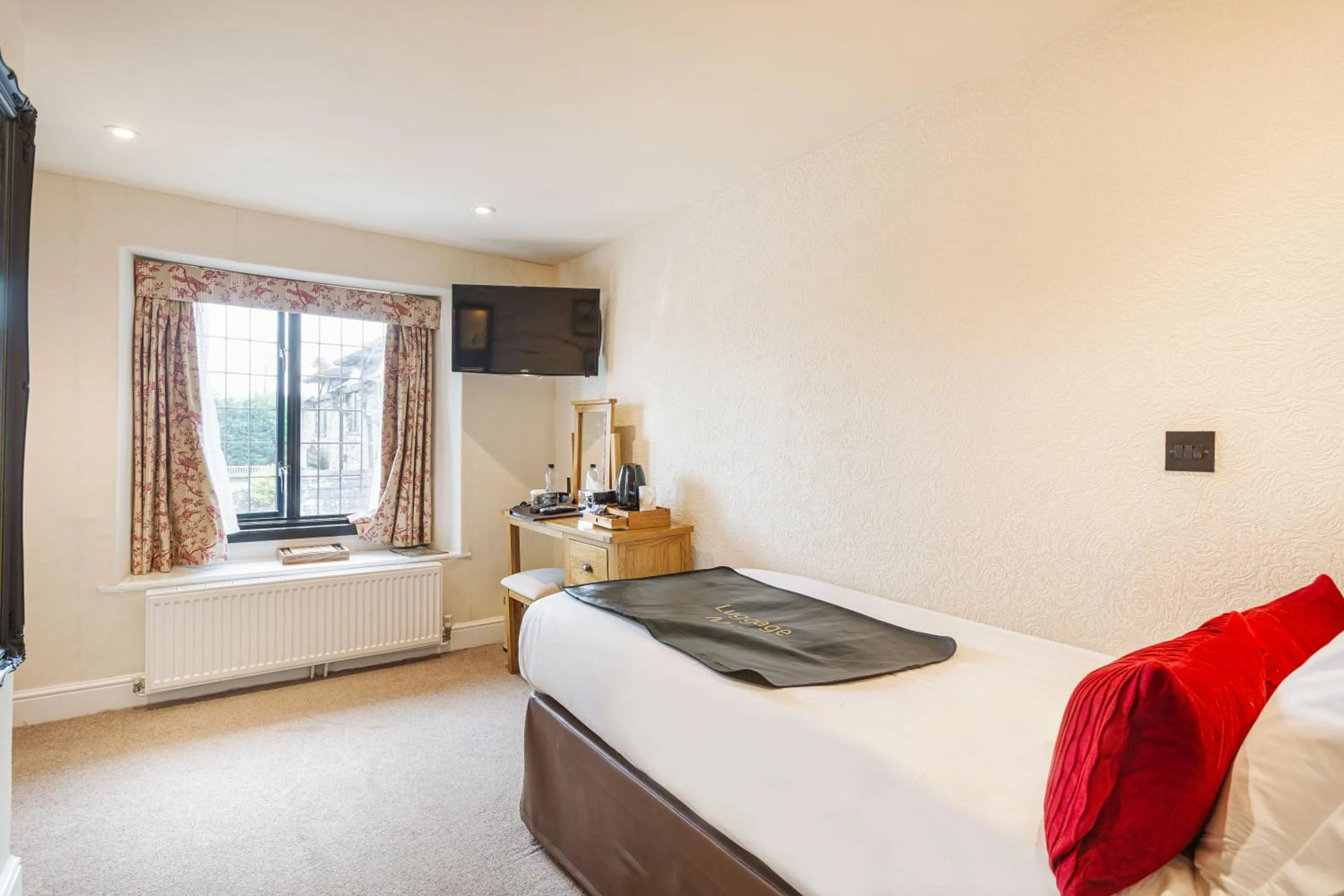 Bed in The Jamaica Inn, Bodmin, Cornwall - The Coaching Inn Group