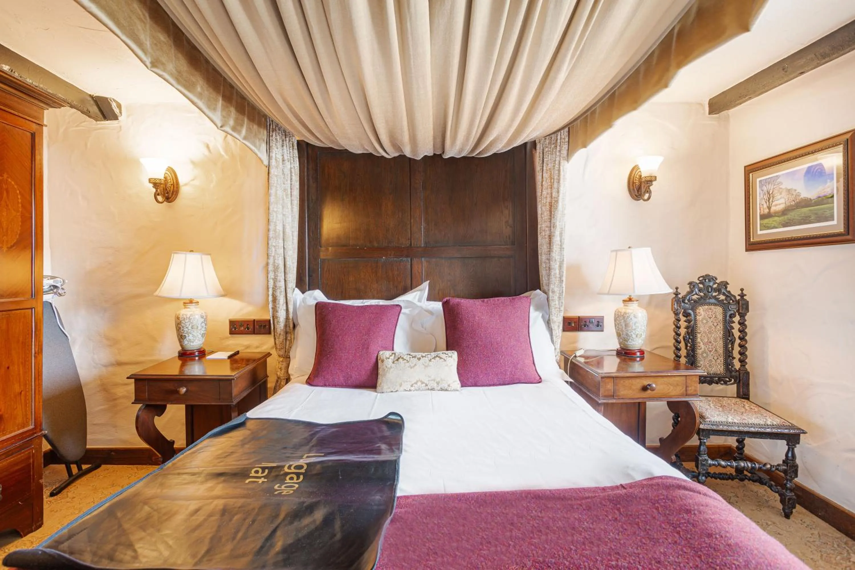 Bed in The Jamaica Inn, Bodmin, Cornwall - The Coaching Inn Group