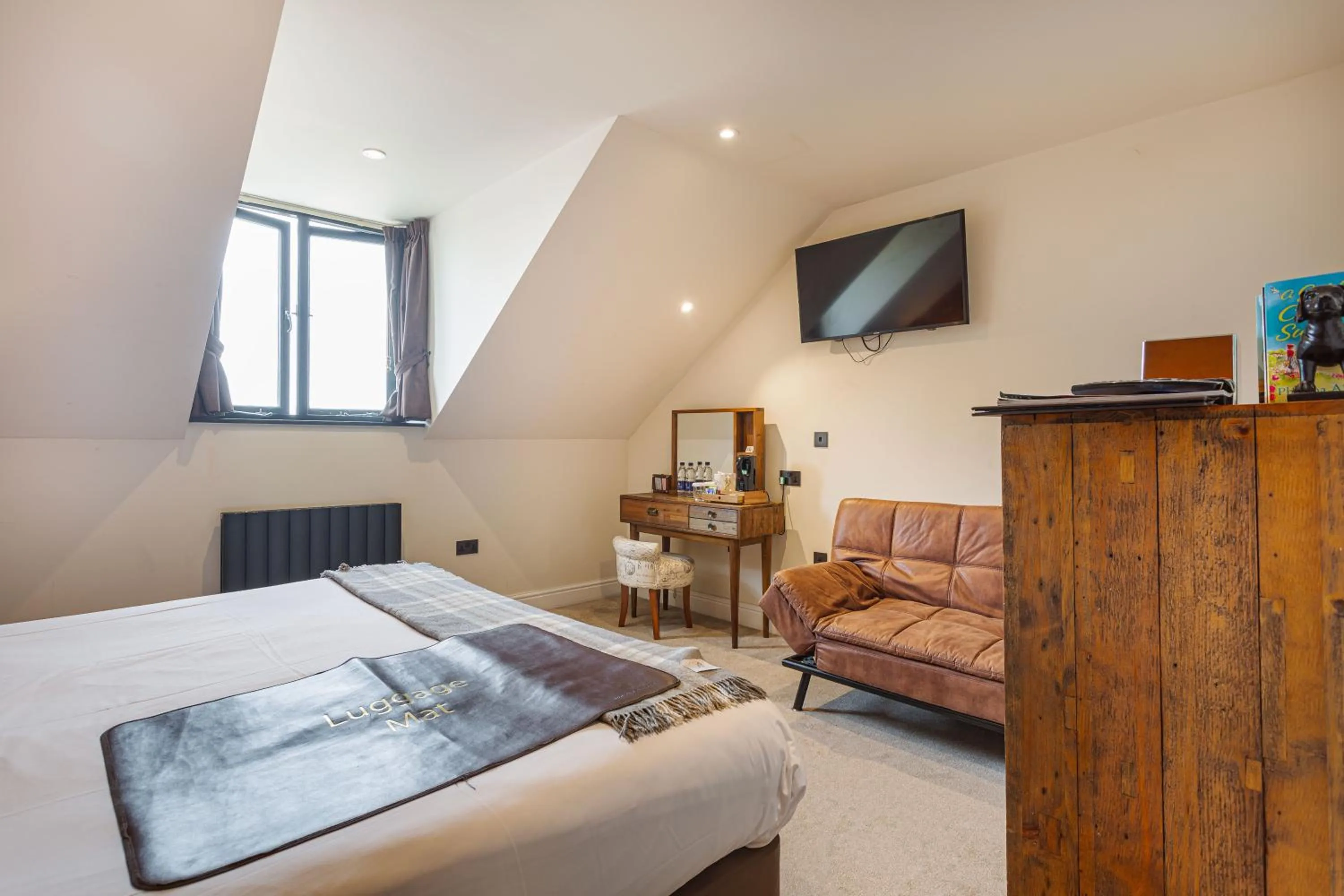 Bed in The Jamaica Inn, Bodmin, Cornwall - The Coaching Inn Group