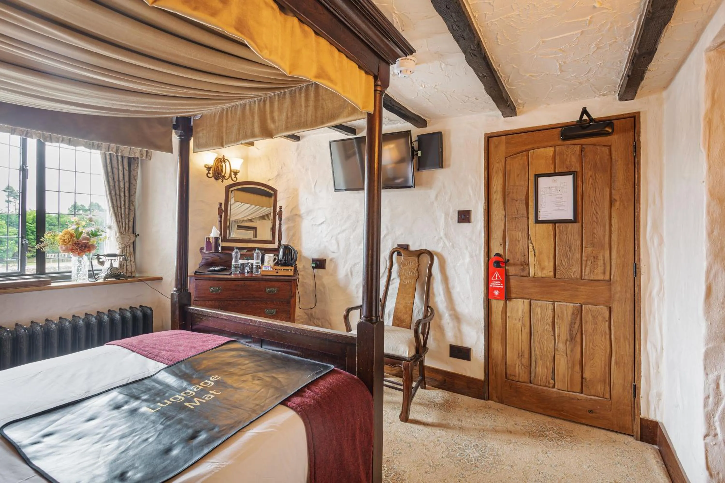 Bed in The Jamaica Inn, Bodmin, Cornwall - The Coaching Inn Group