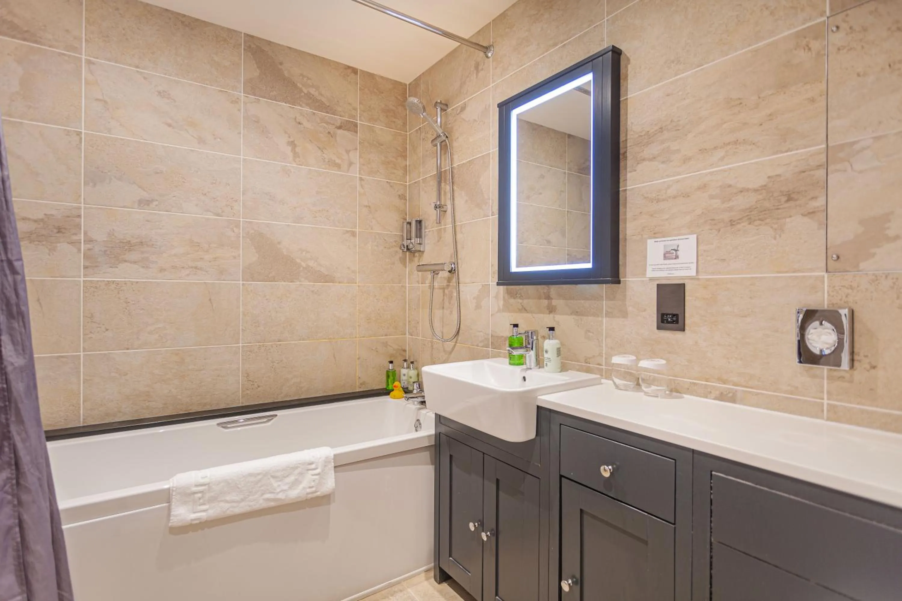 Bathroom in The Jamaica Inn, Bodmin, Cornwall - The Coaching Inn Group