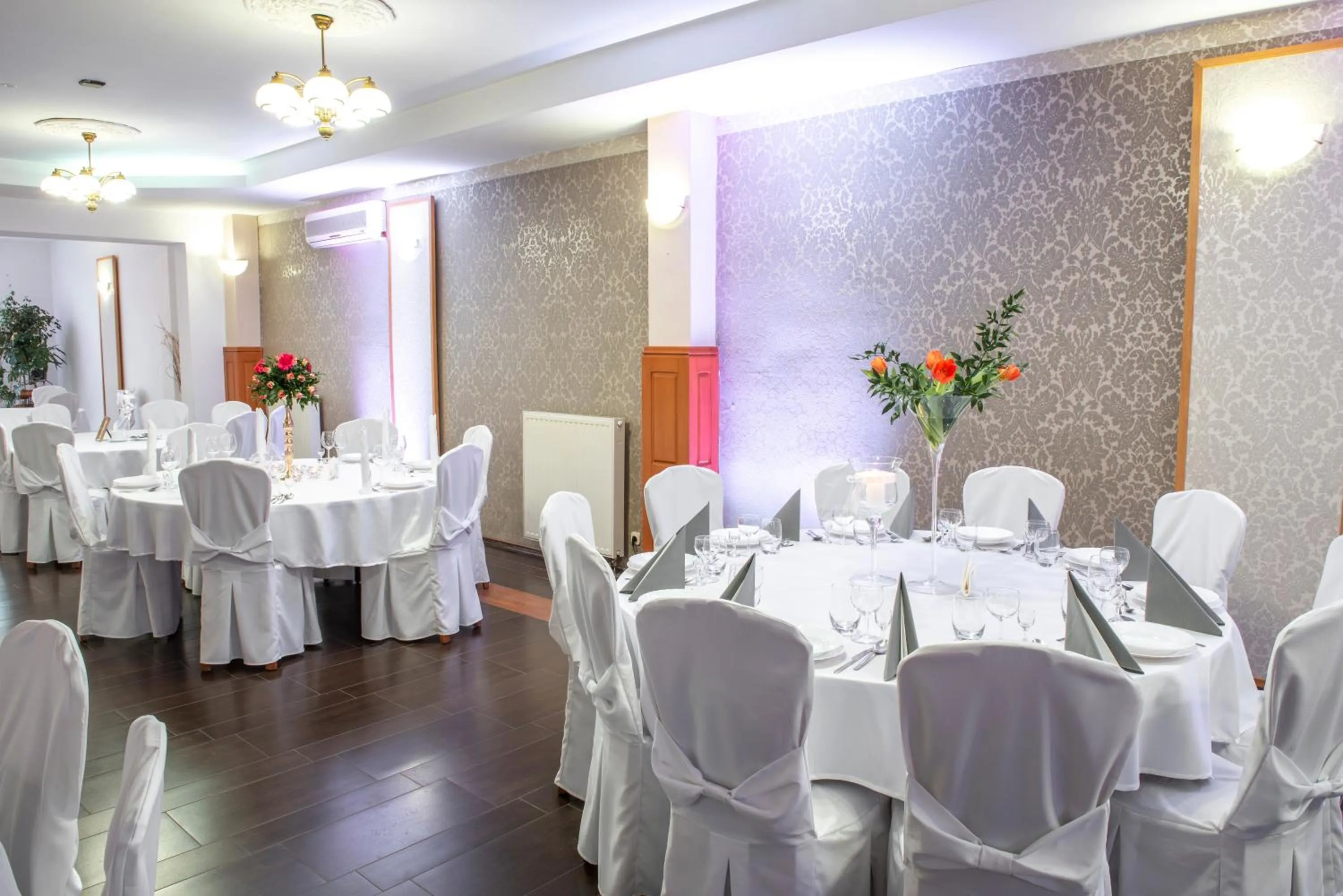 Restaurant/places to eat in First Hotel