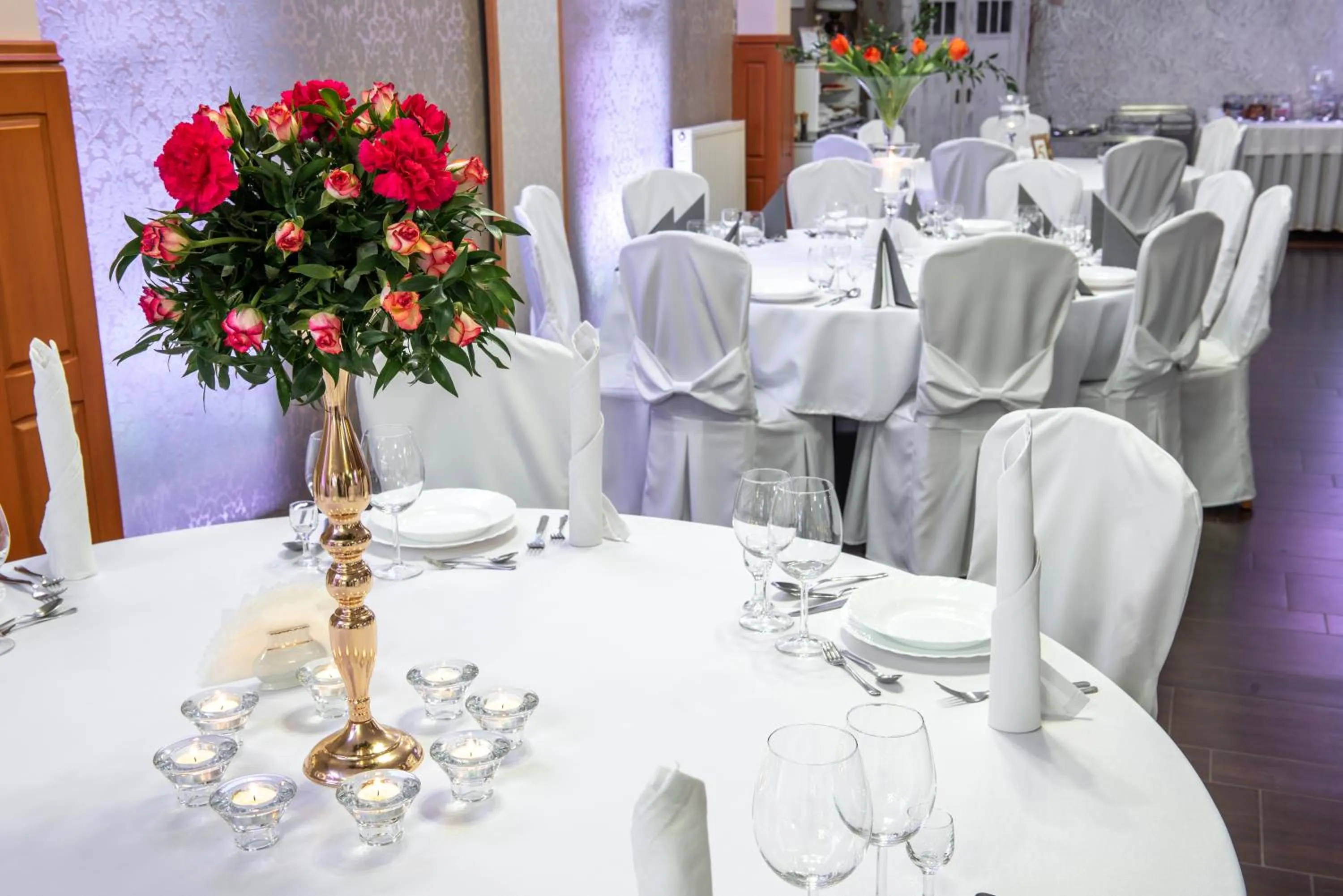 Restaurant/places to eat in First Hotel