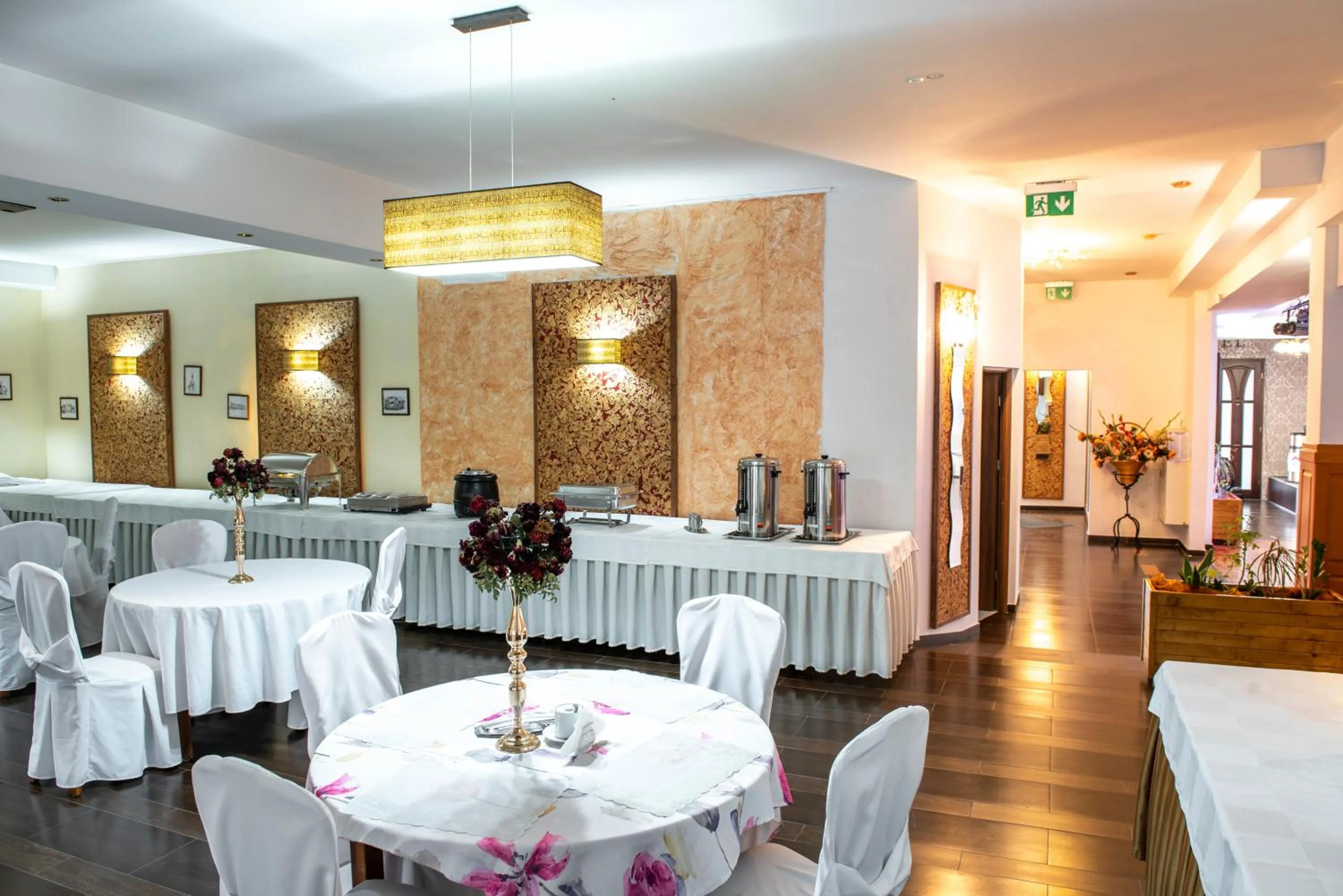 Restaurant/places to eat in First Hotel