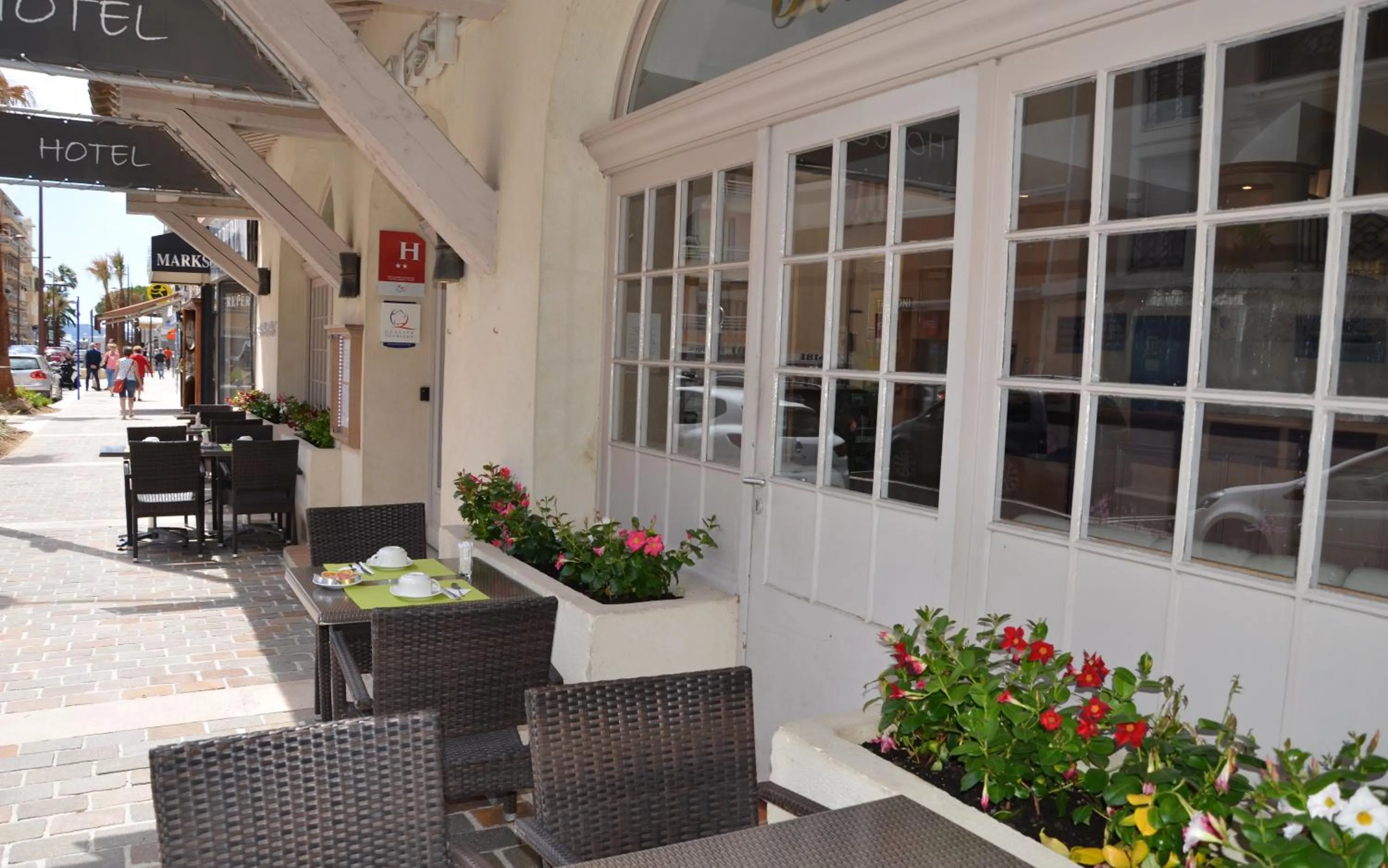 Restaurant/places to eat in Brit Hotel Confort Le Revest Sainte-Maxime