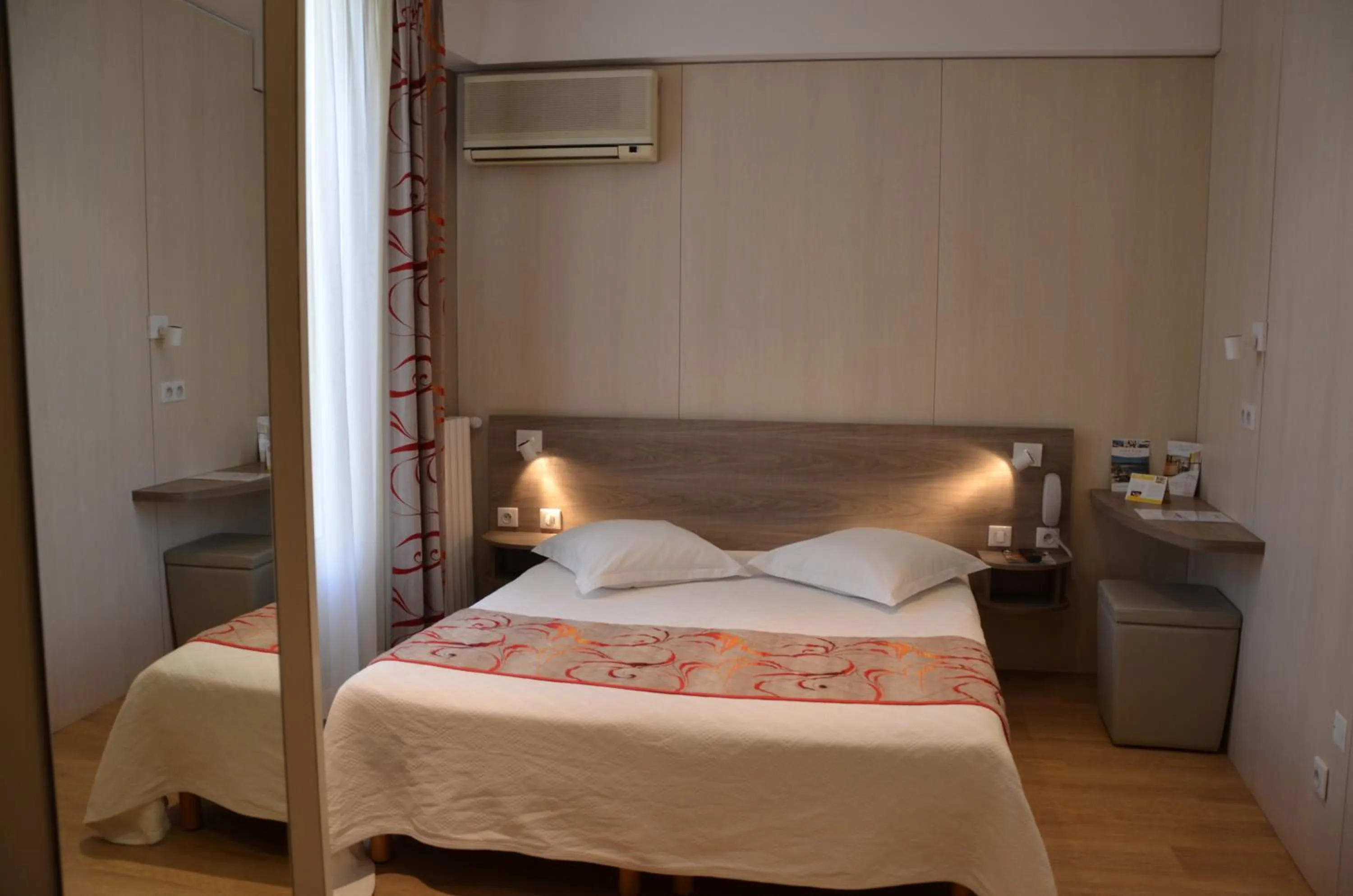 Bed in Brit Hotel Confort Le Revest Sainte-Maxime