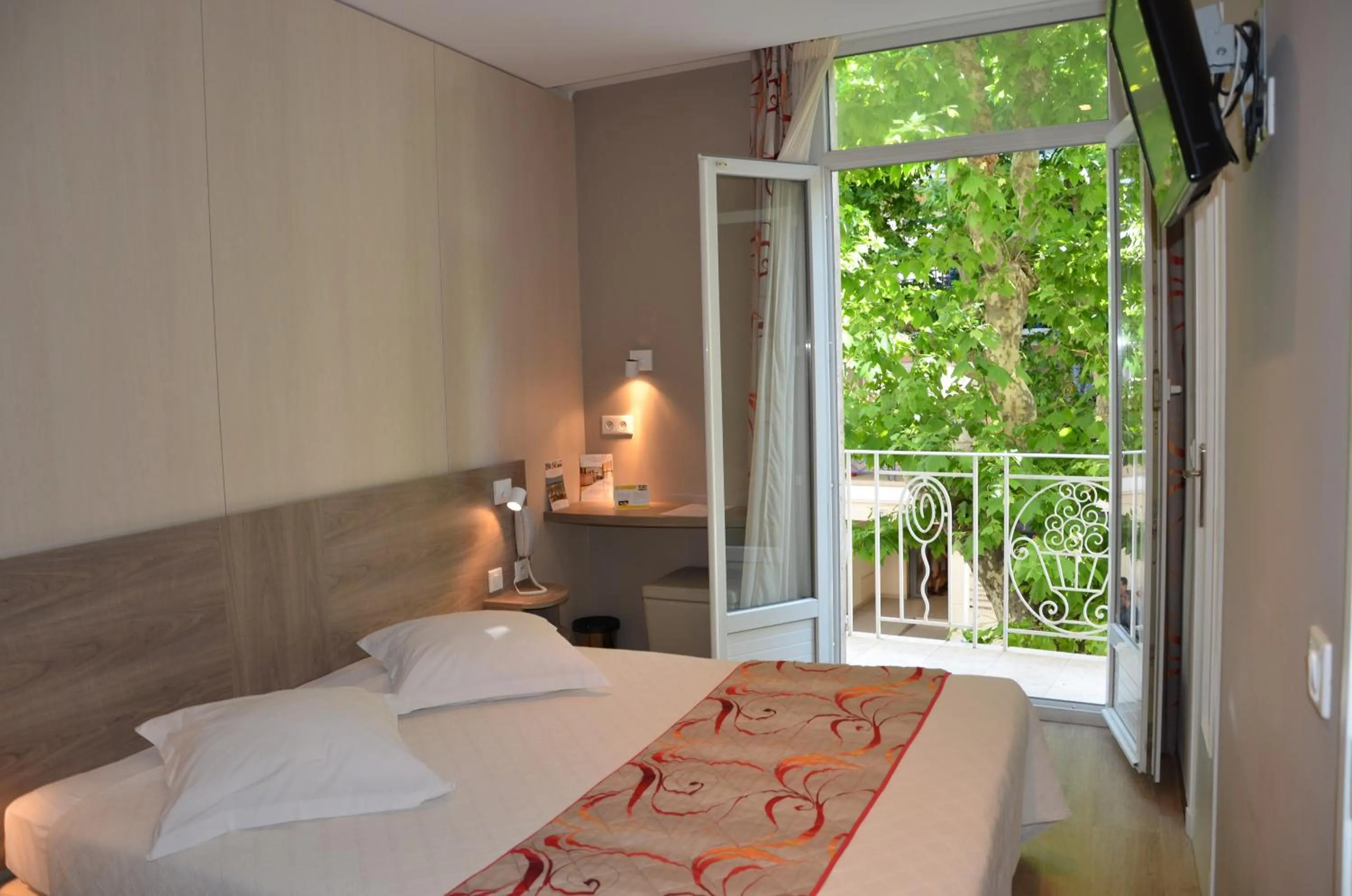 Bed in Brit Hotel Confort Le Revest Sainte-Maxime