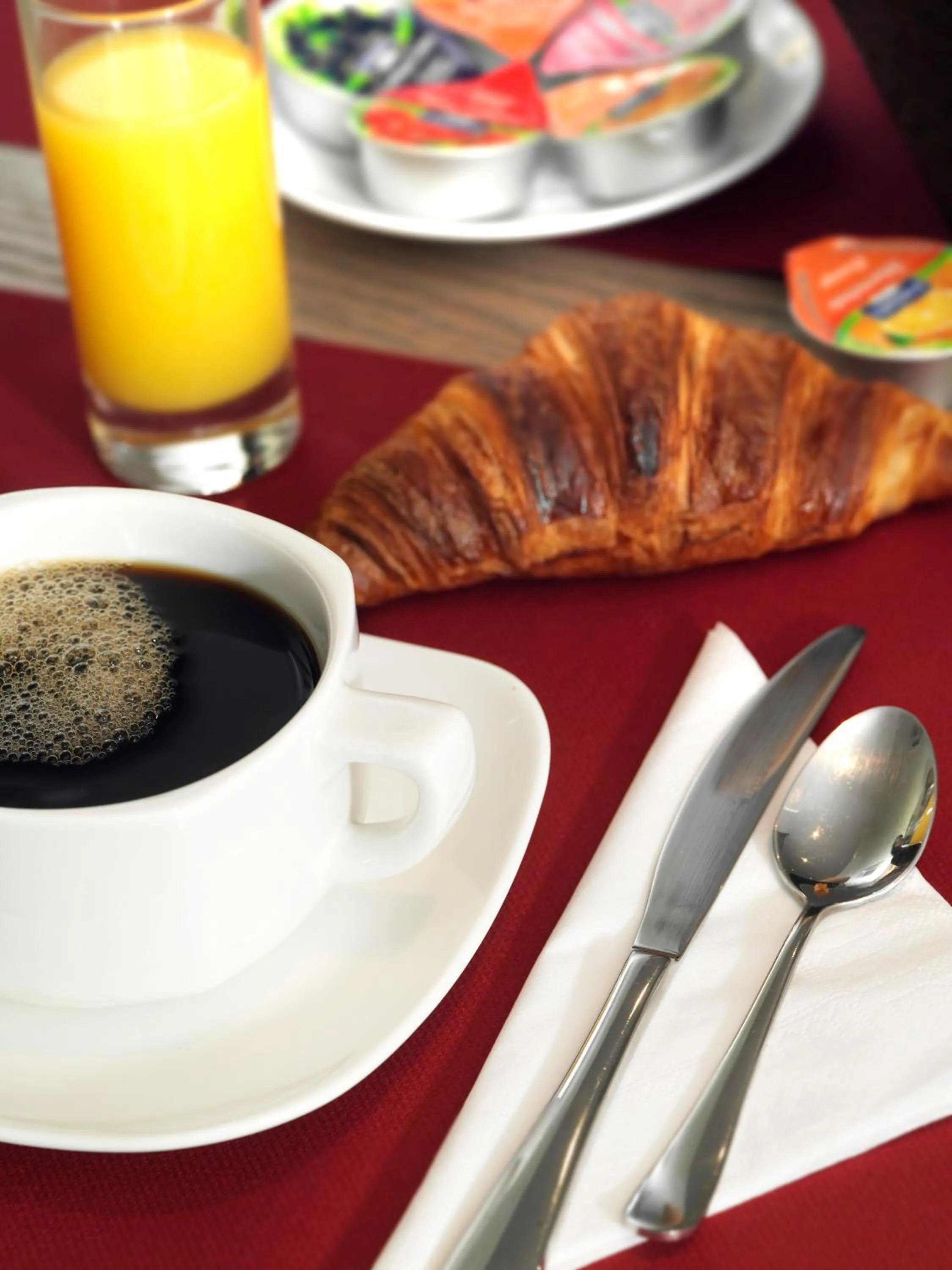 Food in Brit Hotel Confort Le Revest Sainte-Maxime