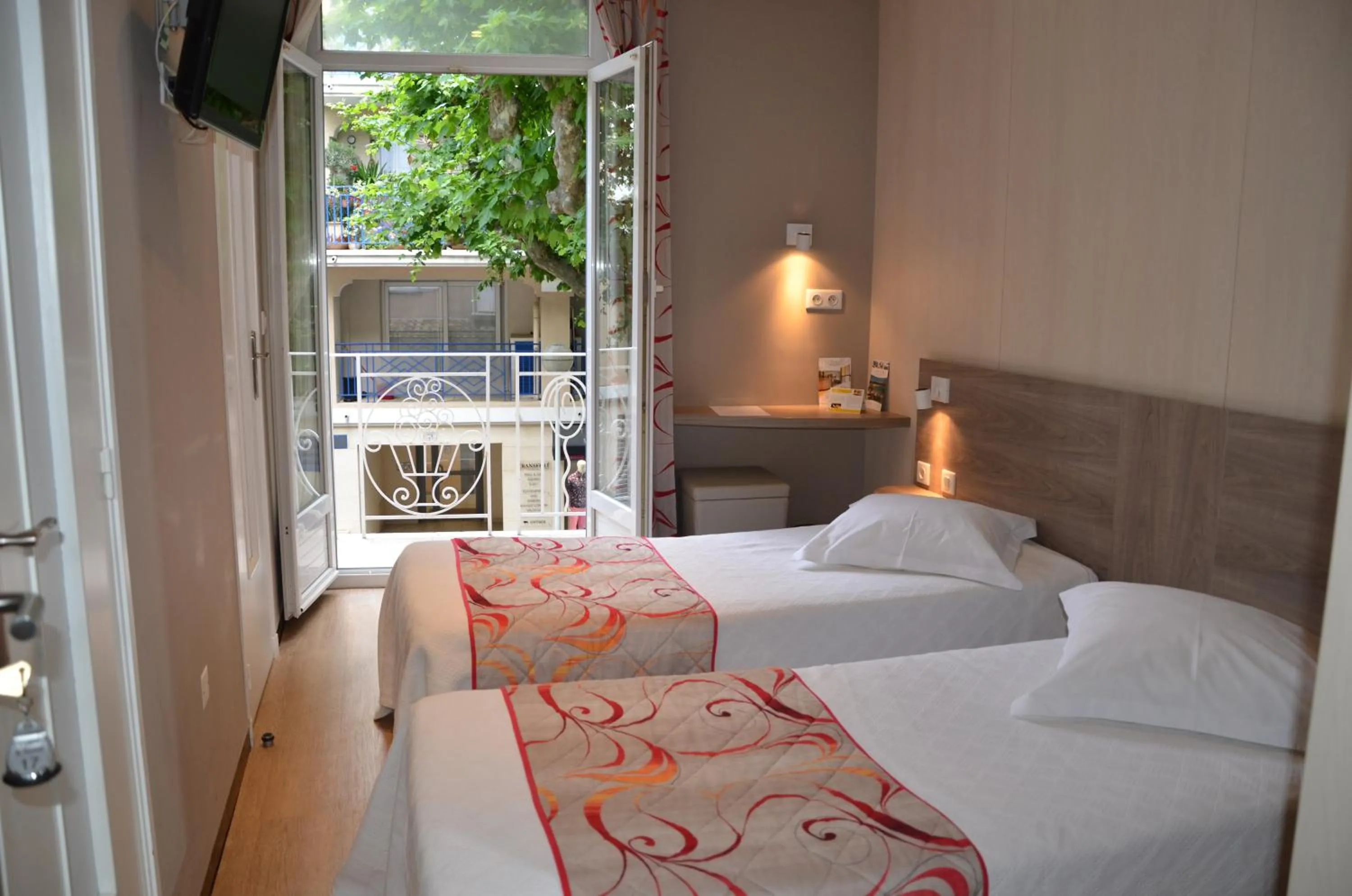 Bed in Brit Hotel Confort Le Revest Sainte-Maxime