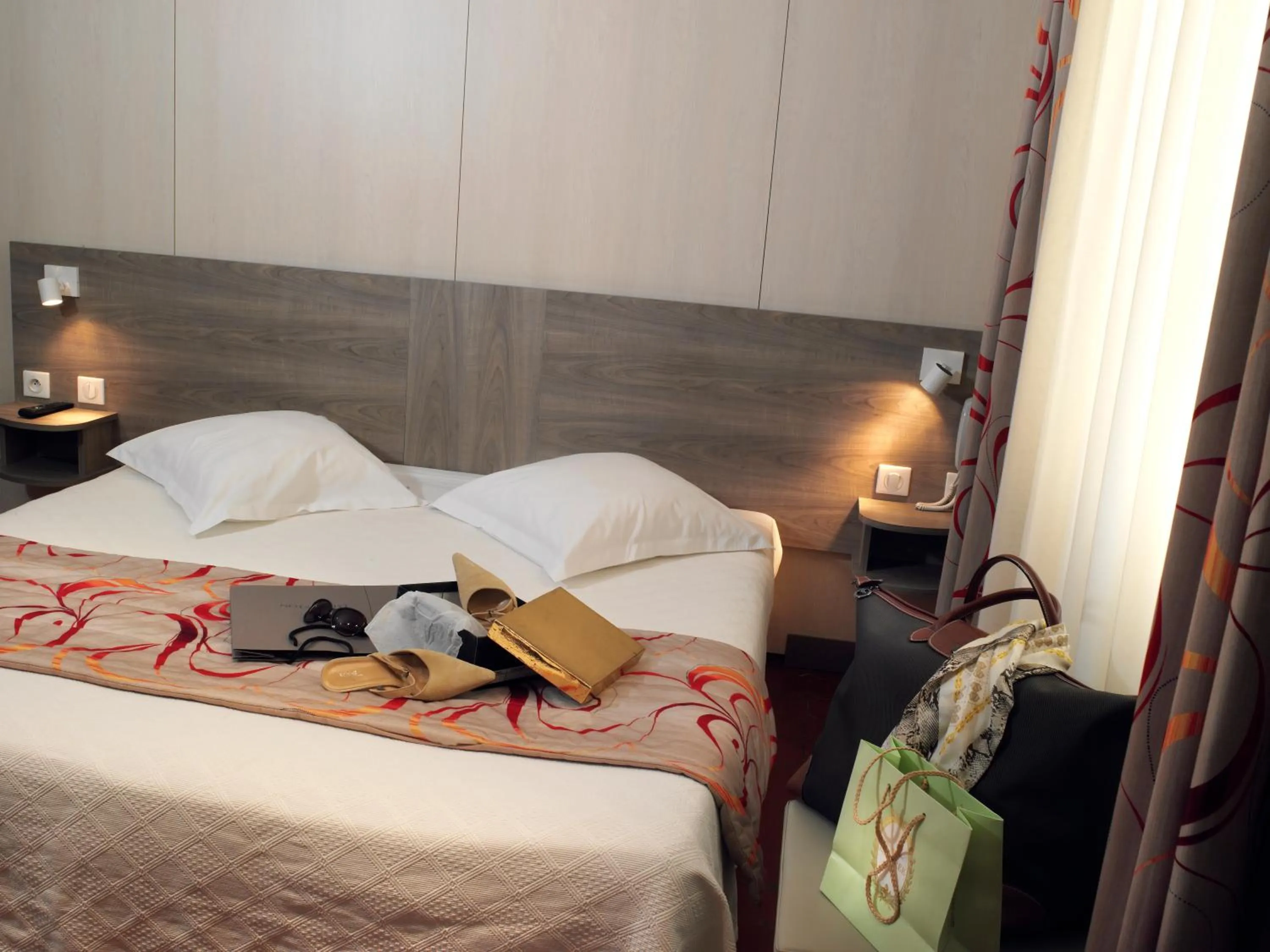 Bed in Brit Hotel Confort Le Revest Sainte-Maxime