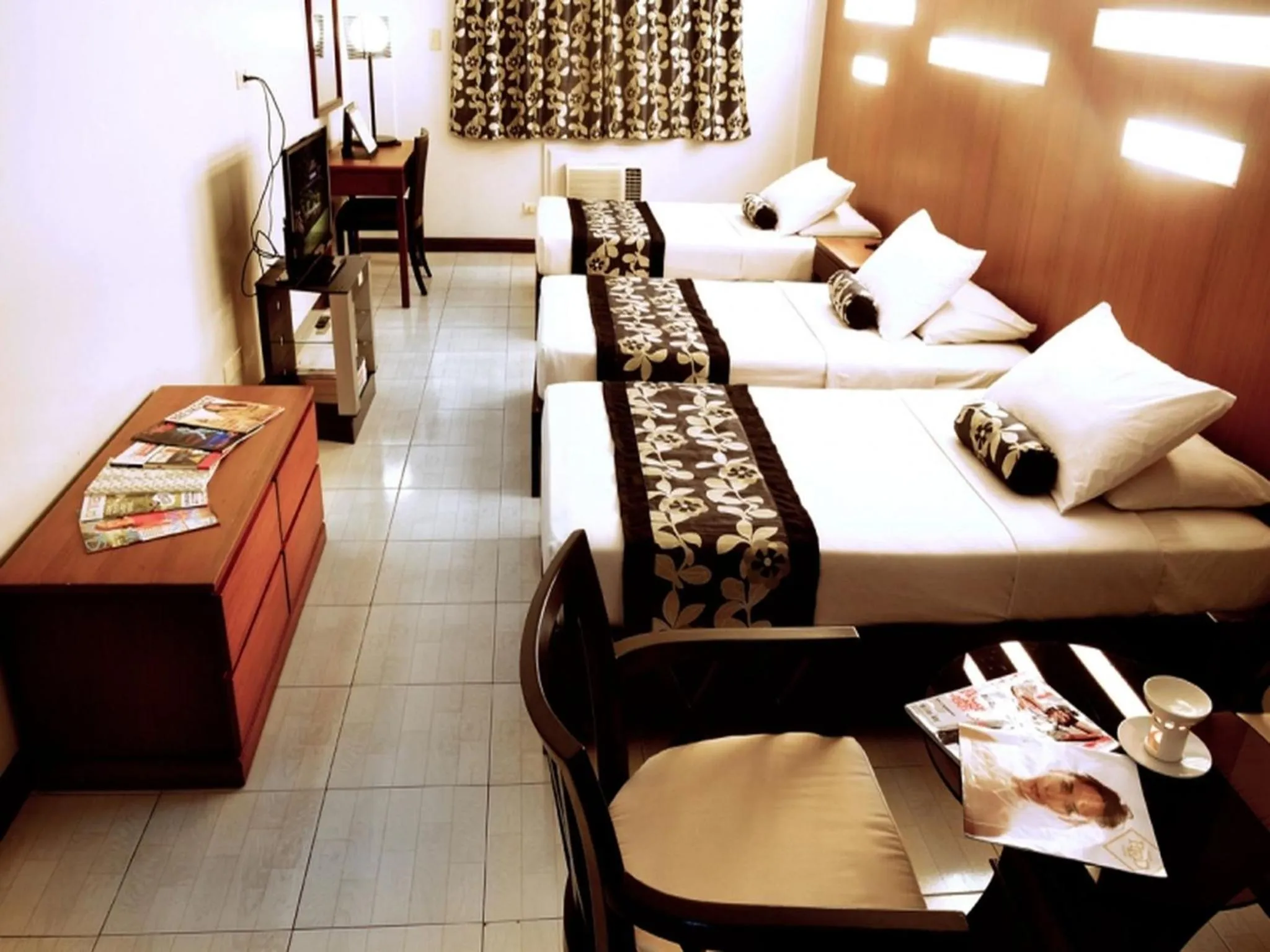 Bedroom, Bed in Jupiter Suites