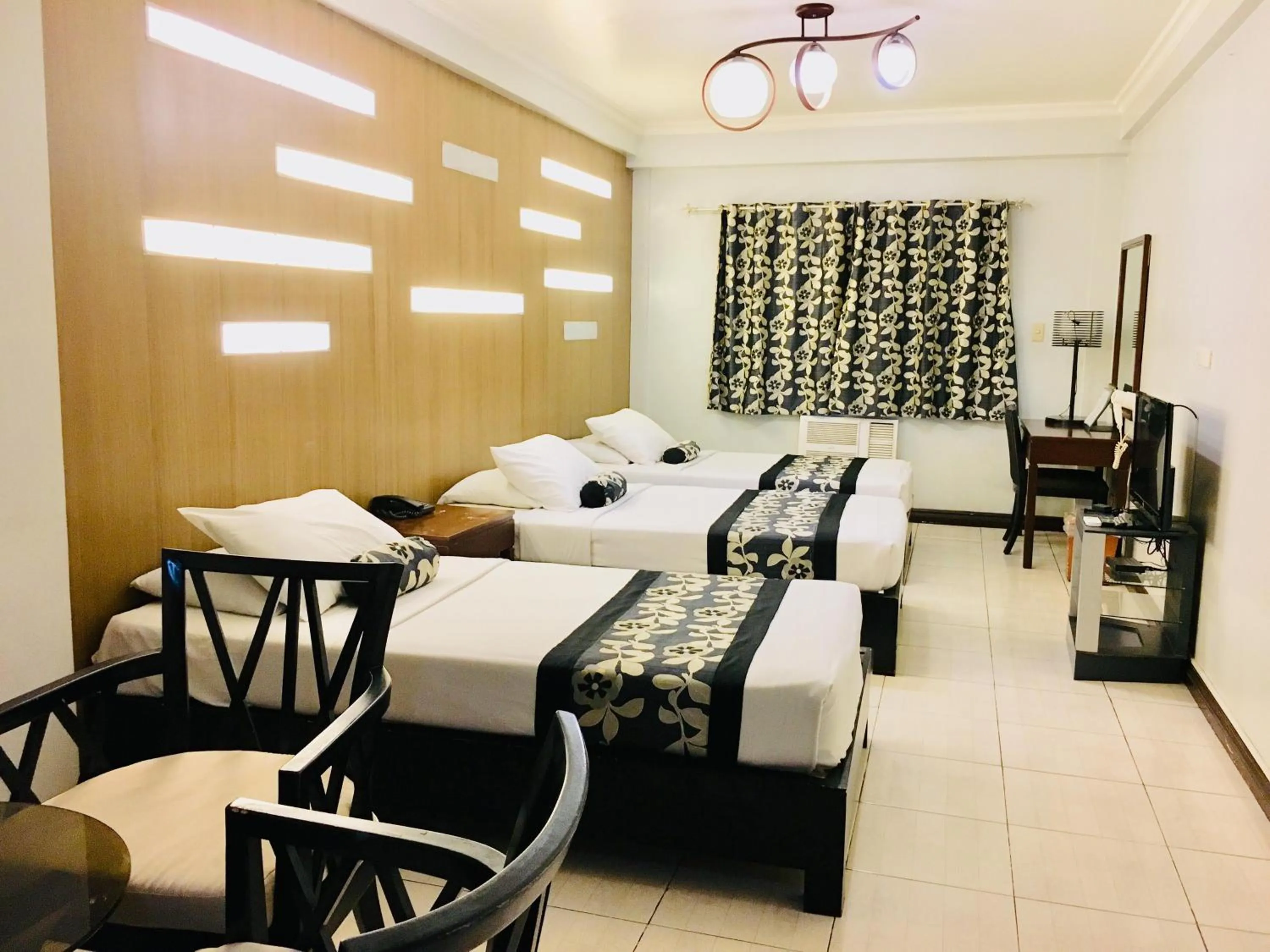 Steam room, Bed in Jupiter Suites