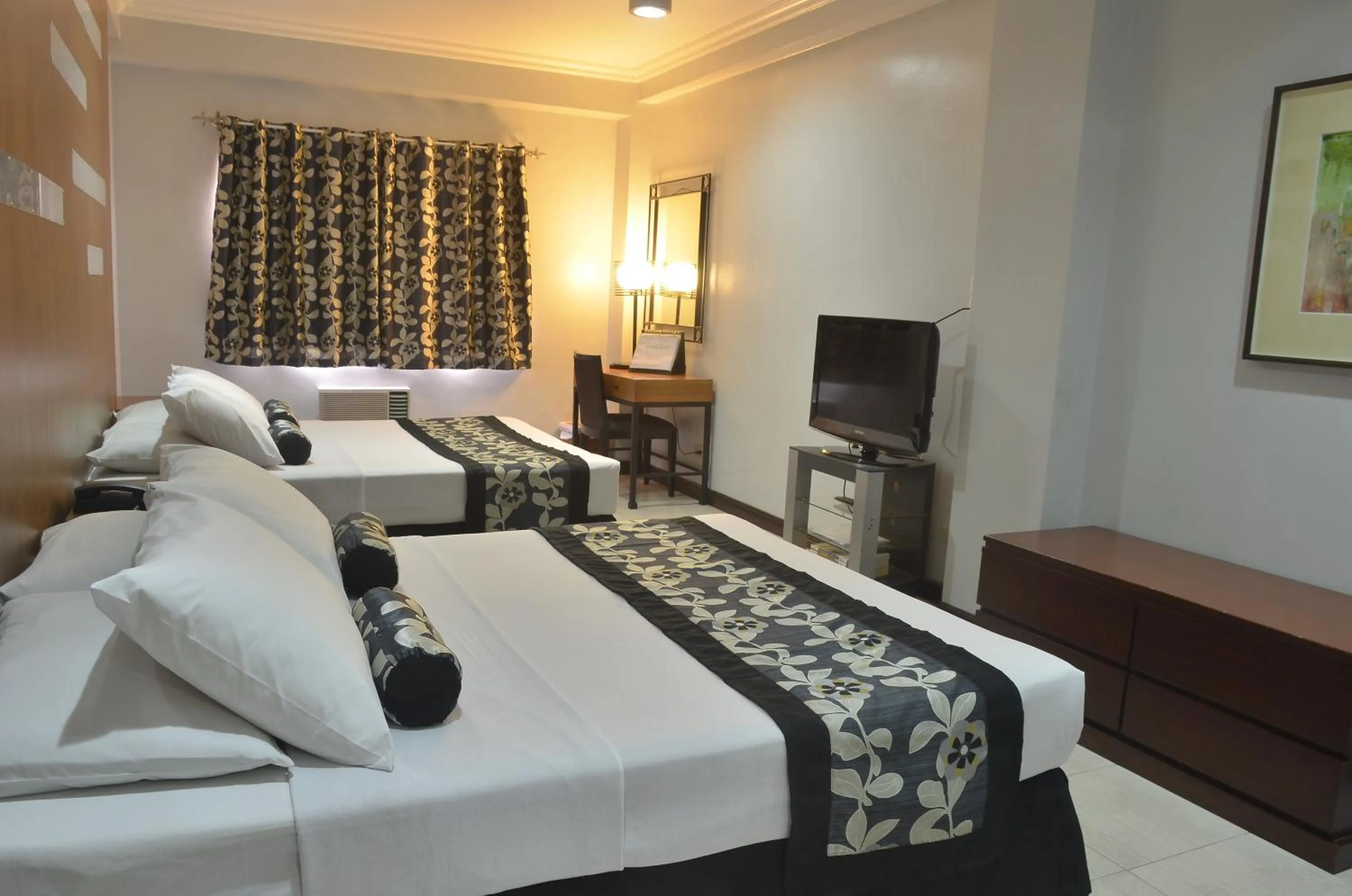 Photo of the whole room, Bed in Jupiter Suites