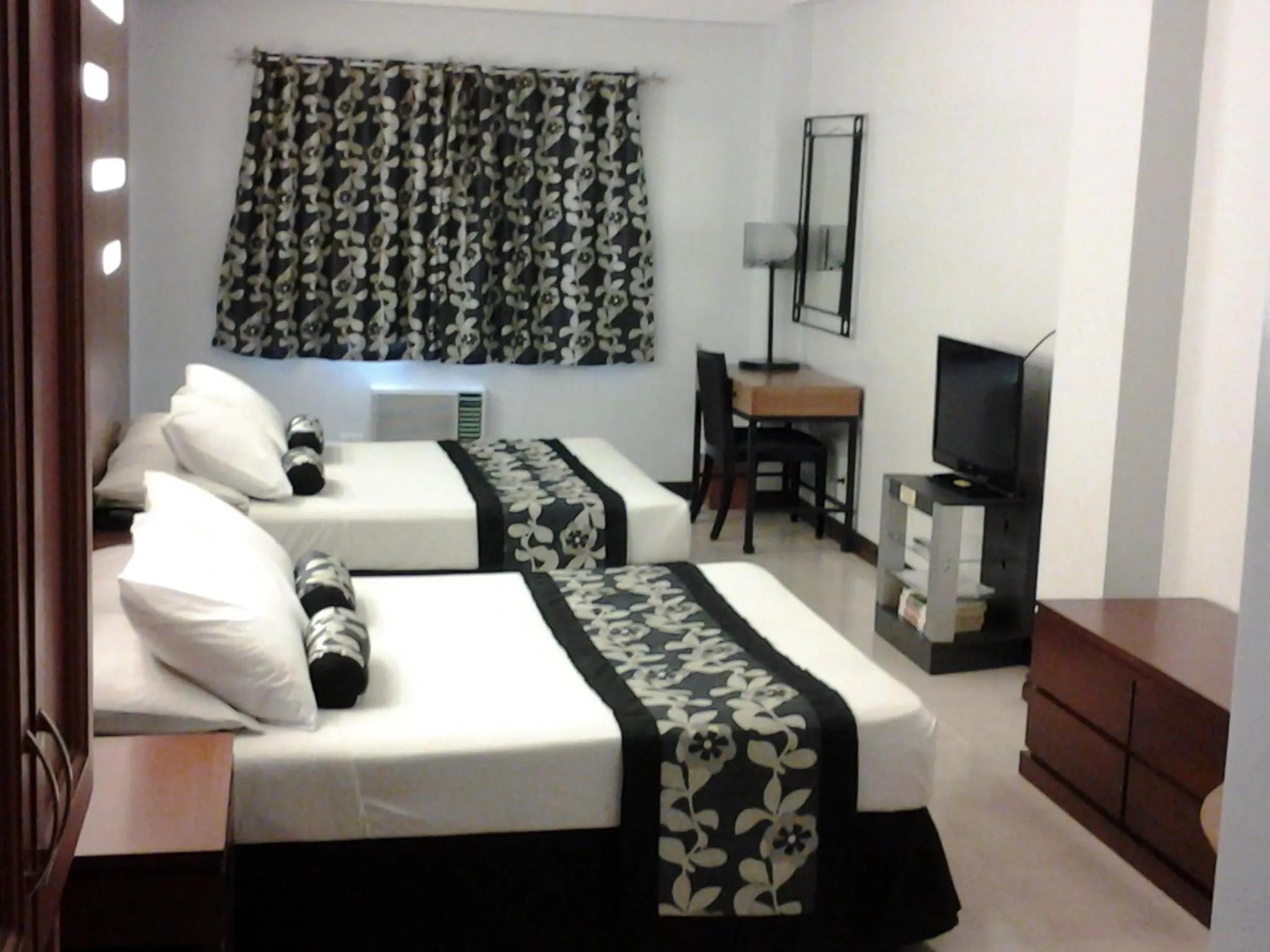 Toilet, Bed in Jupiter Suites