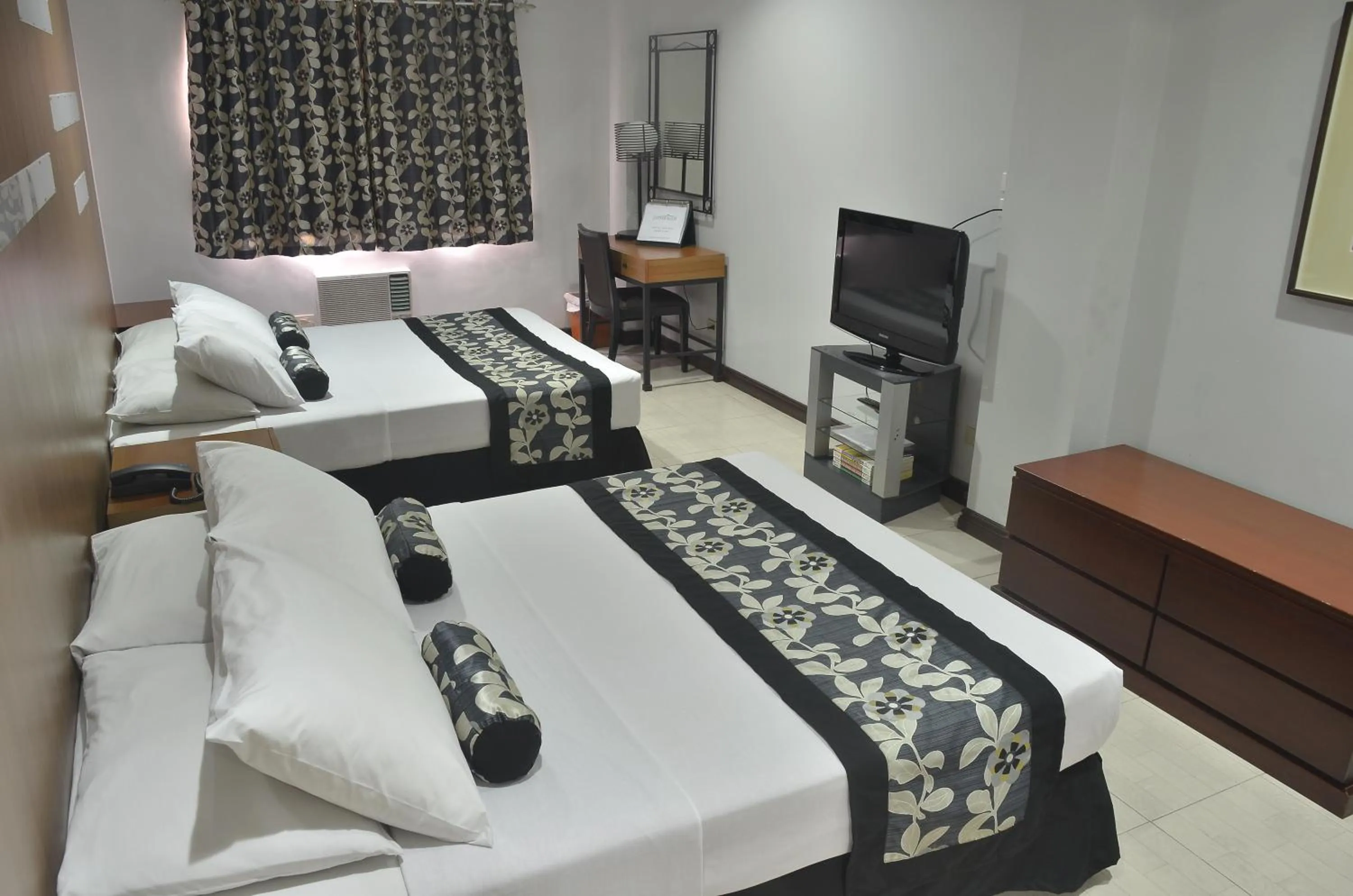 Photo of the whole room, Bed in Jupiter Suites