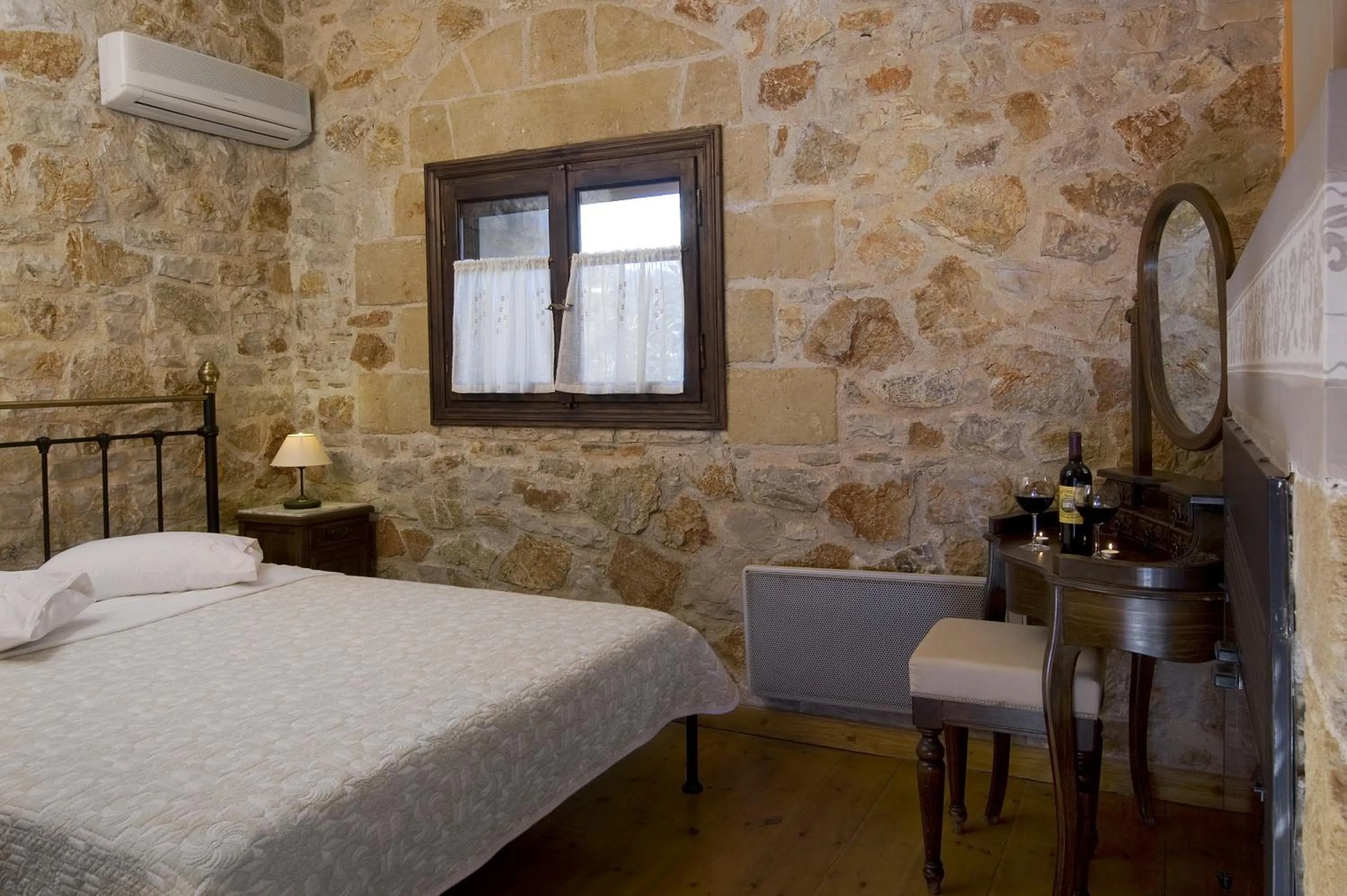 Bedroom, Bed in Klymeni Traditional Homes