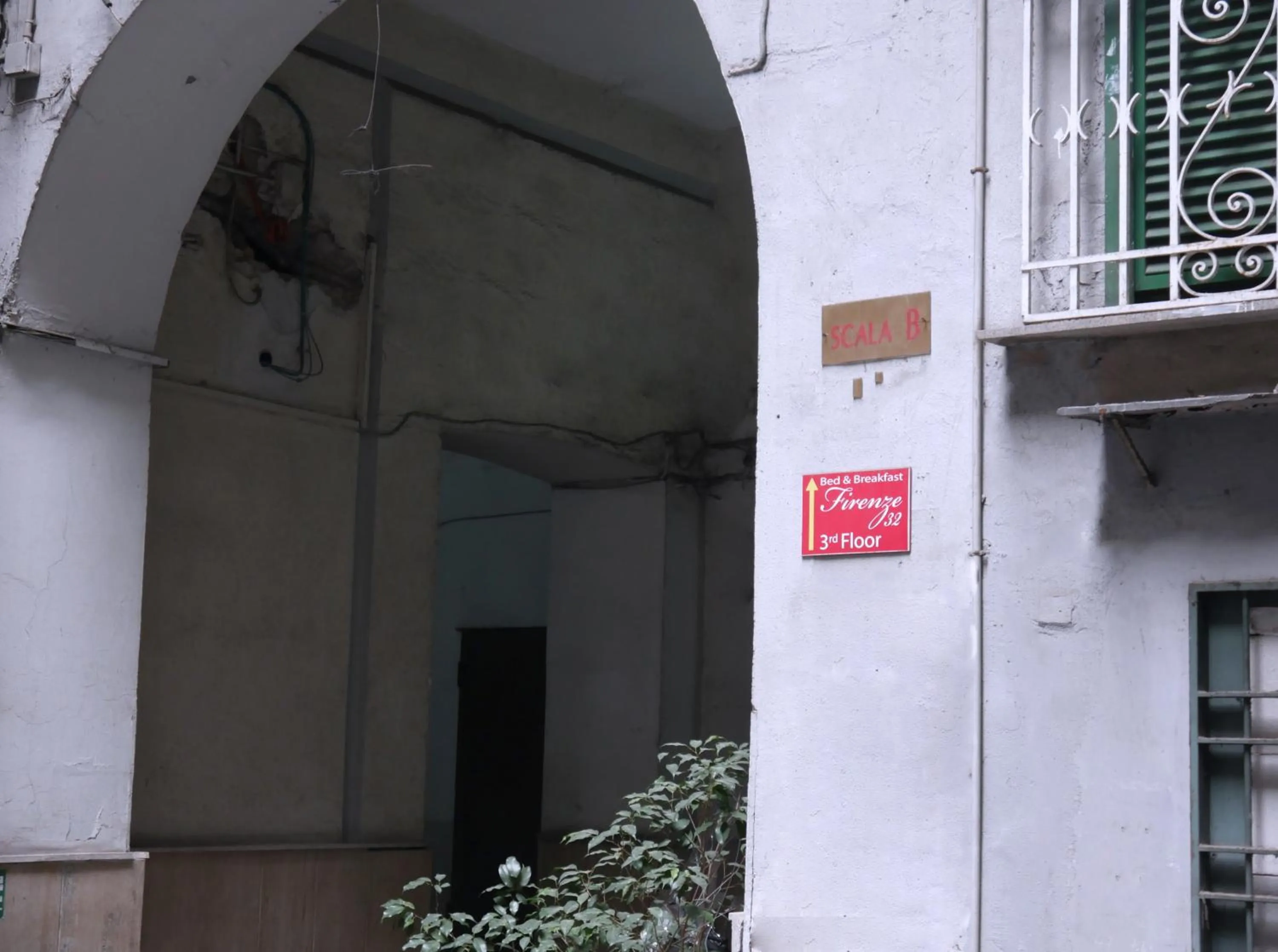 Facade/entrance in Firenze32