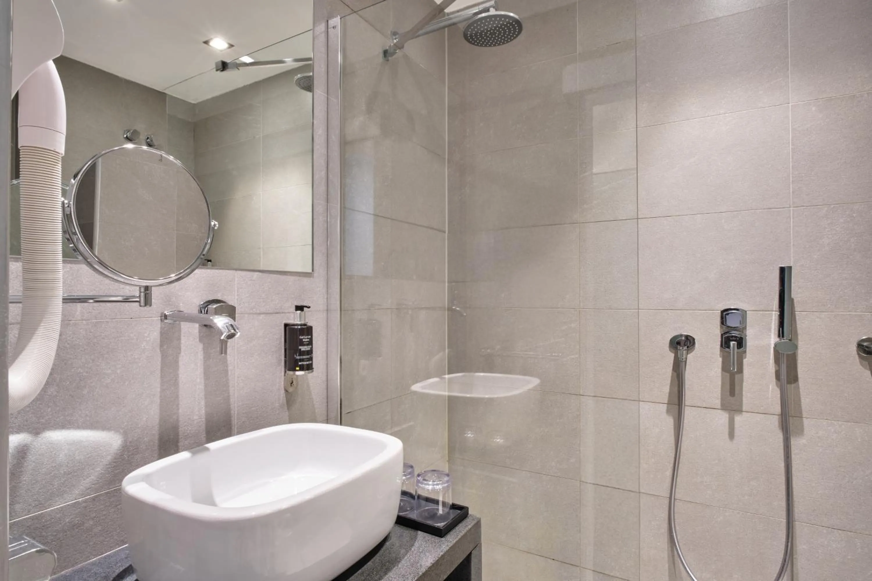 Toilet in Hôtel Aqua by HappyCulture