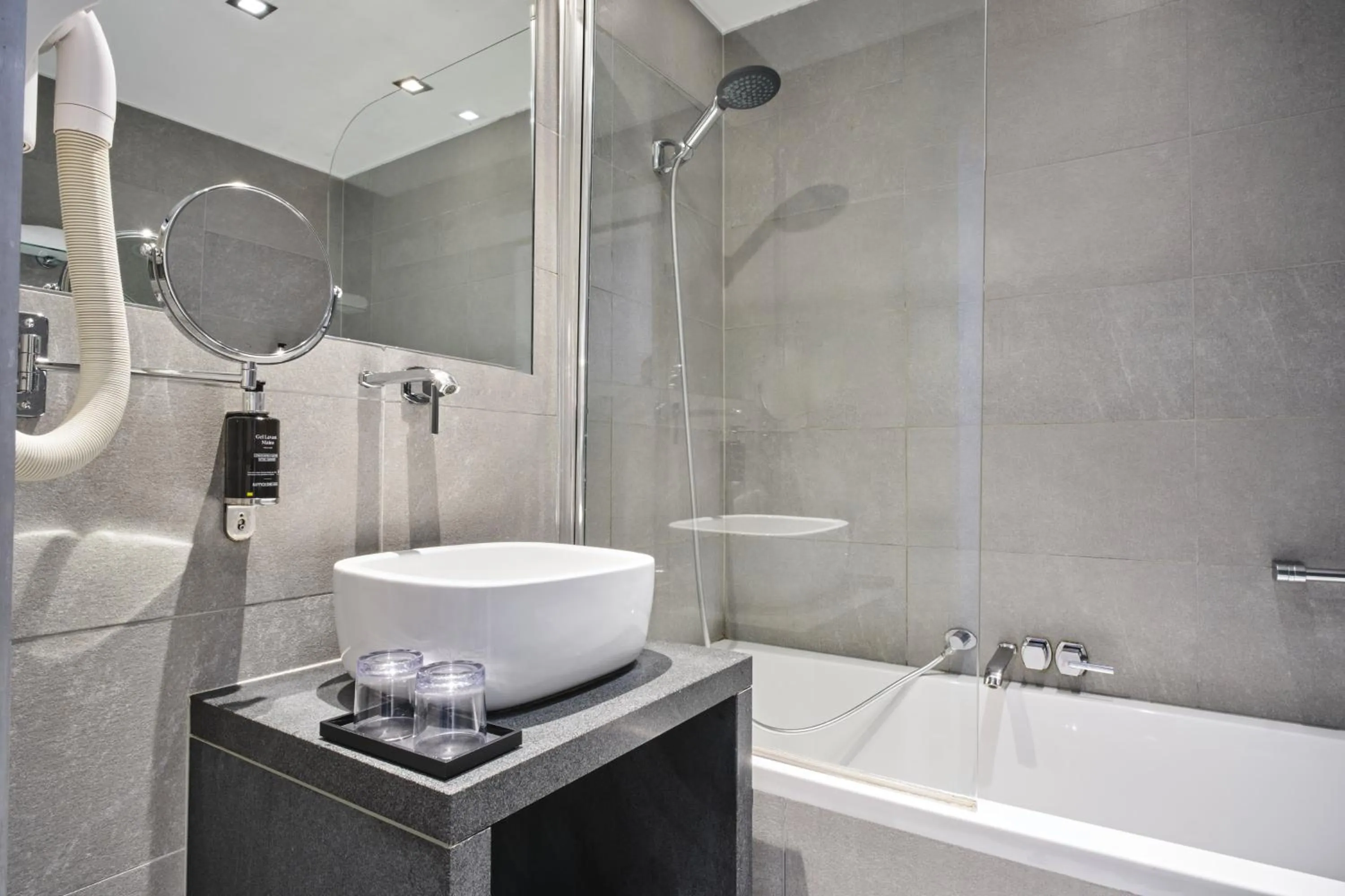 Toilet in Hôtel Aqua by HappyCulture