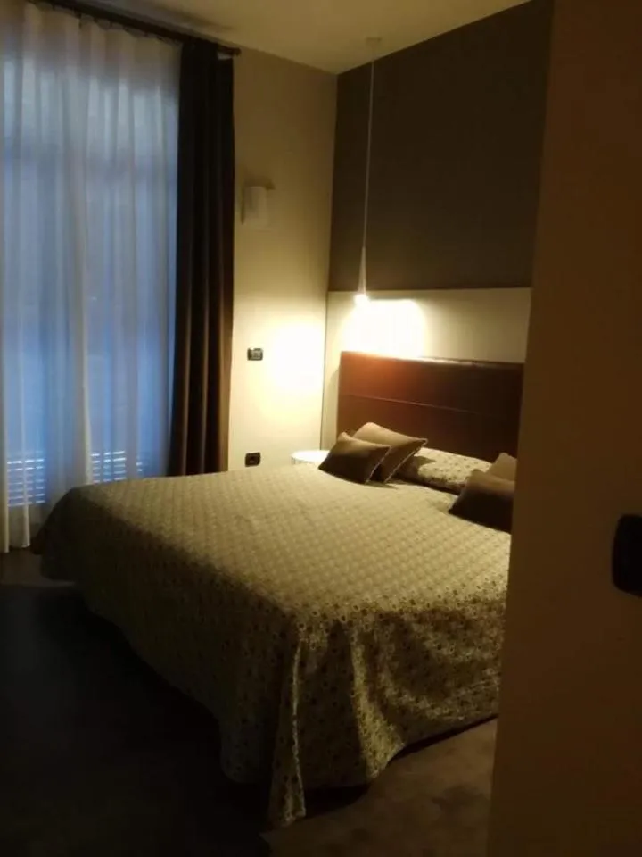 Bed in Albergo Suisse Bellevue