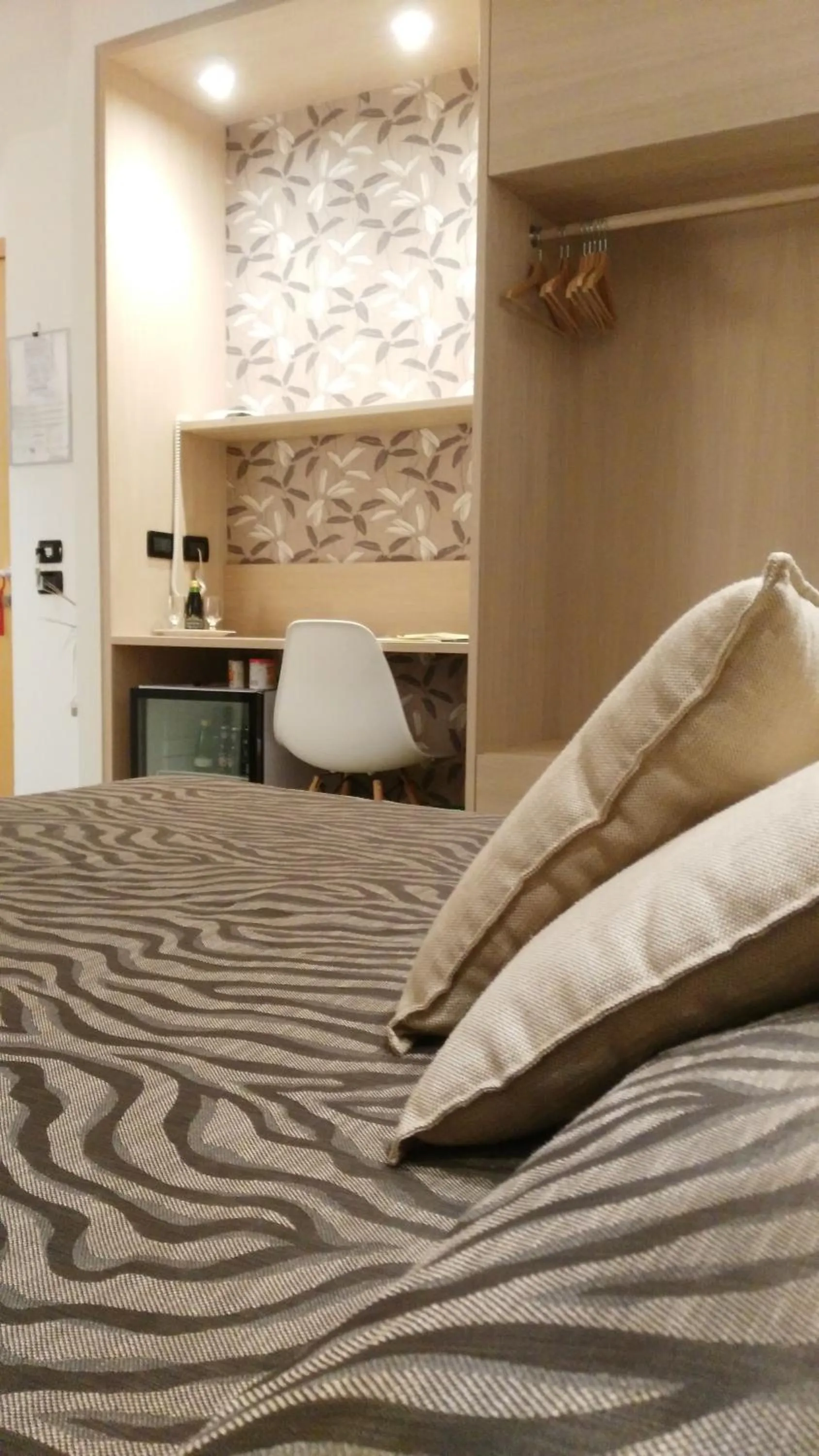 Bed in Albergo Suisse Bellevue