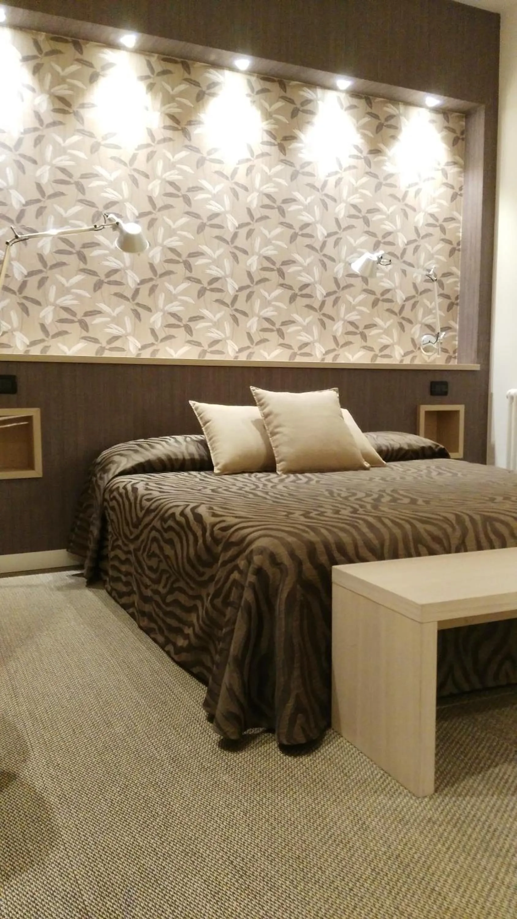 Bed in Albergo Suisse Bellevue