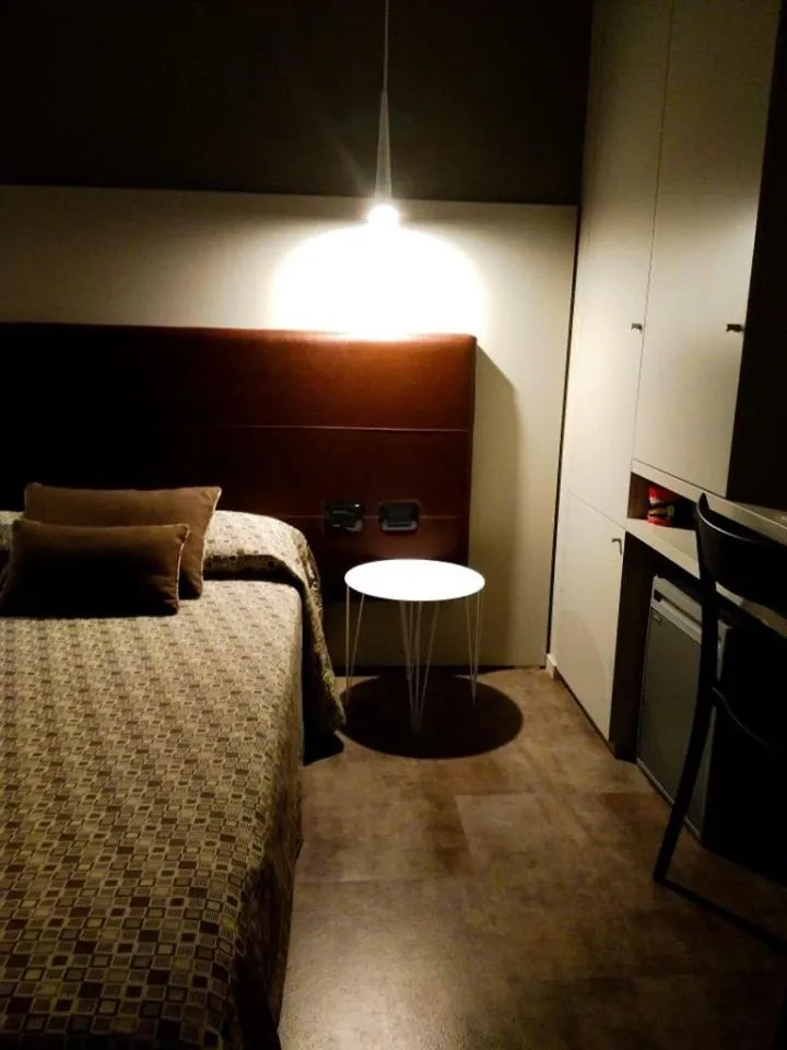 Bed in Albergo Suisse Bellevue