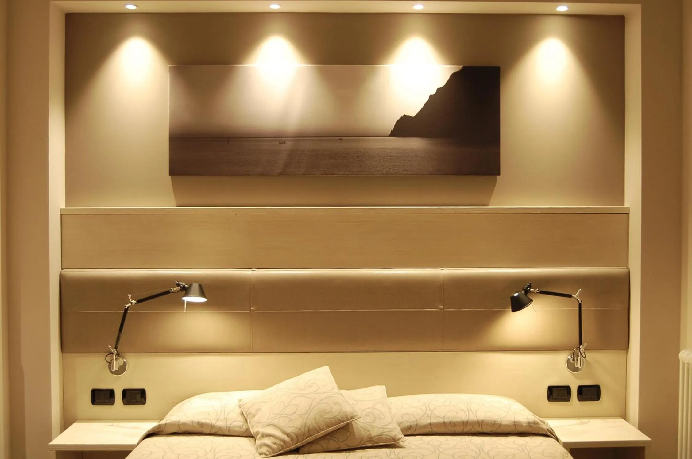 Bed in Albergo Suisse Bellevue