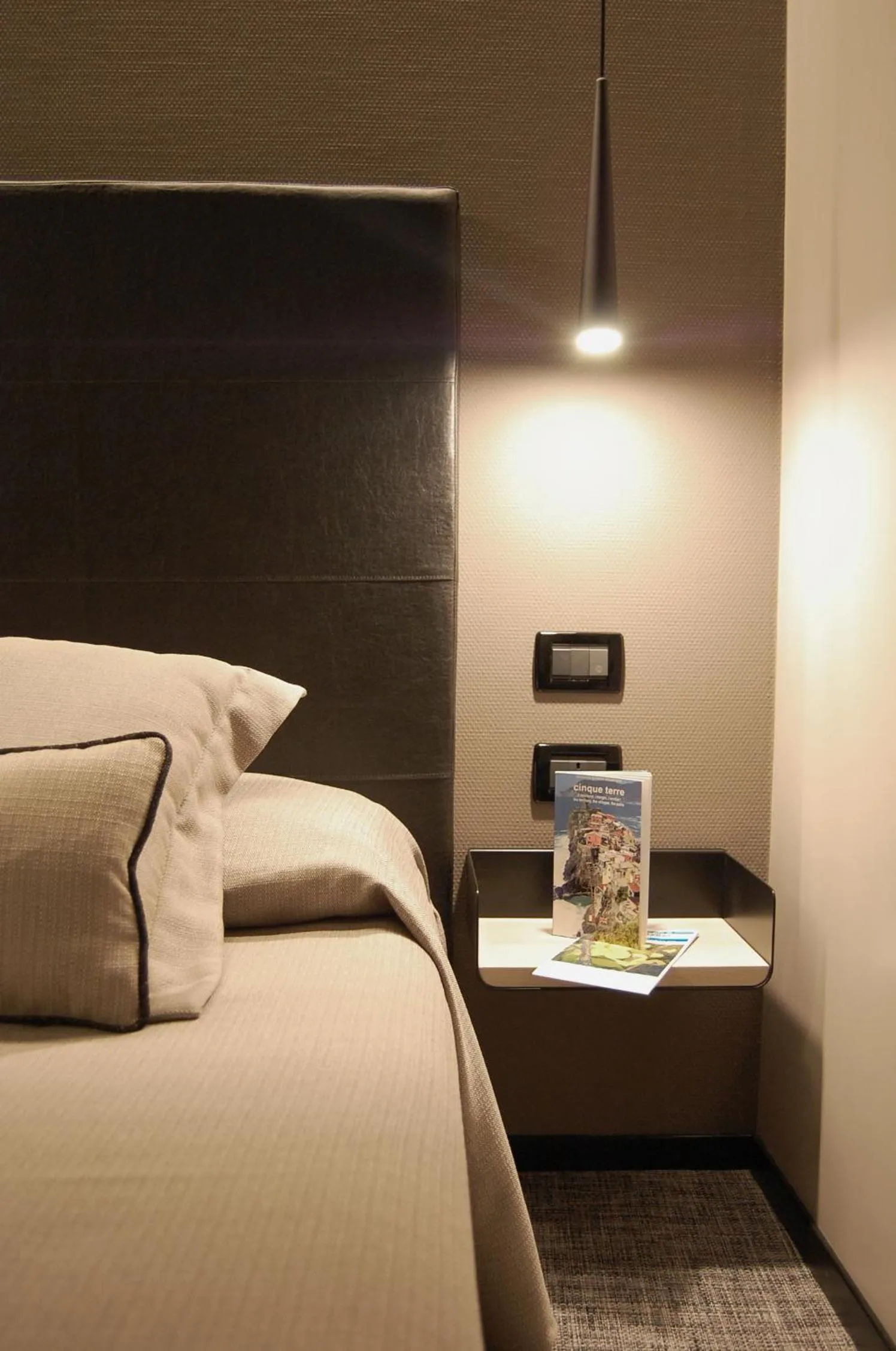 Bed in Albergo Suisse Bellevue