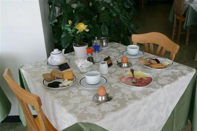 Restaurant/places to eat in Albergo Suisse Bellevue