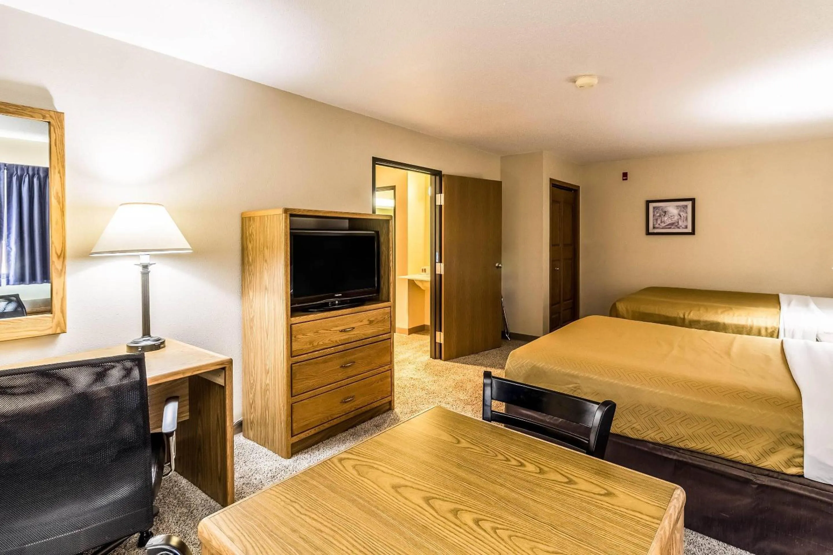 Bedroom, Bed in Econo Lodge - Valley City