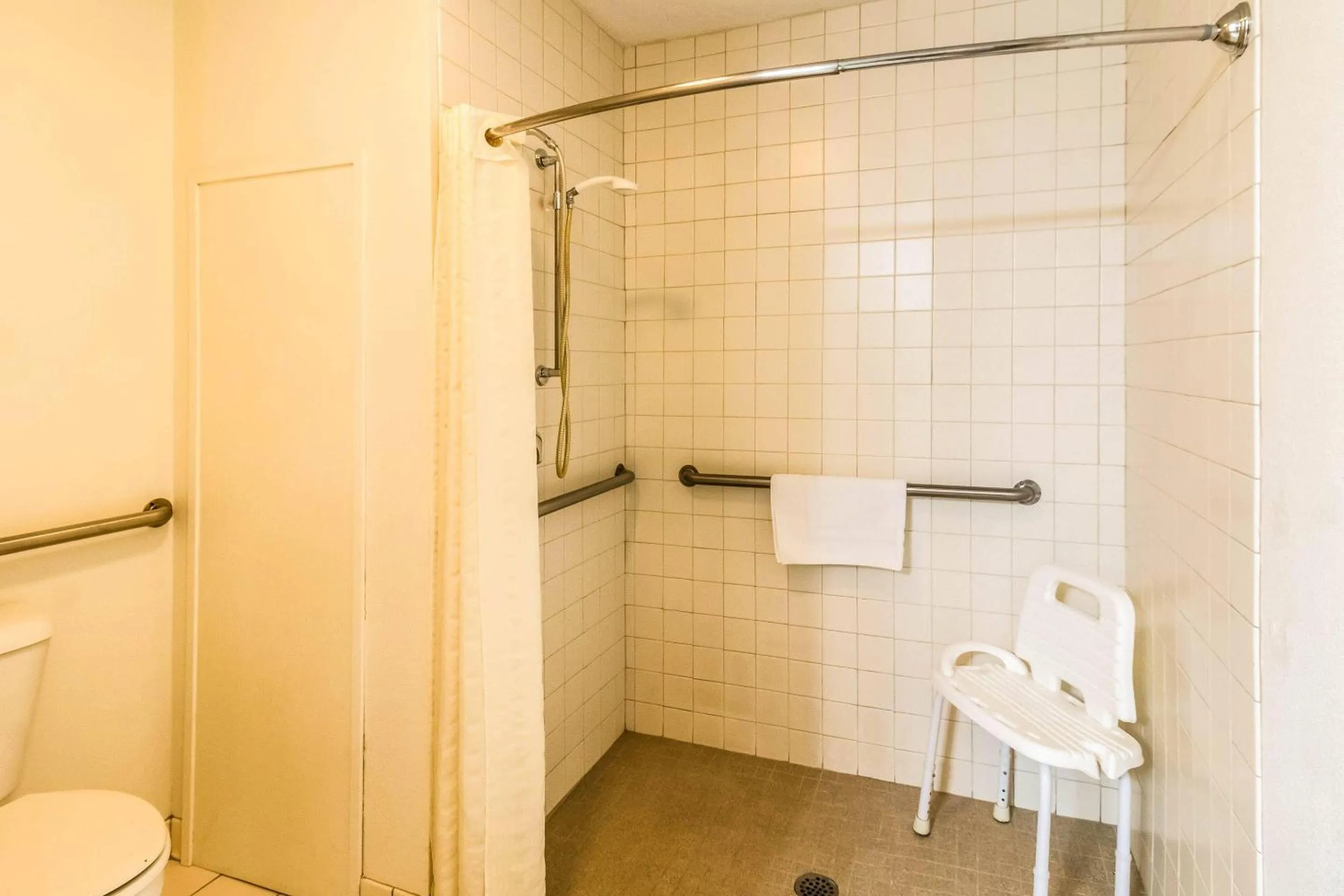 Bedroom in Econo Lodge - Valley City