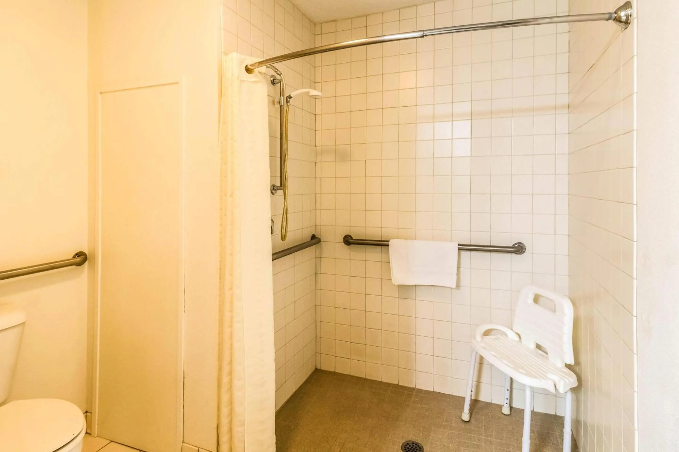 Bedroom in Econo Lodge - Valley City