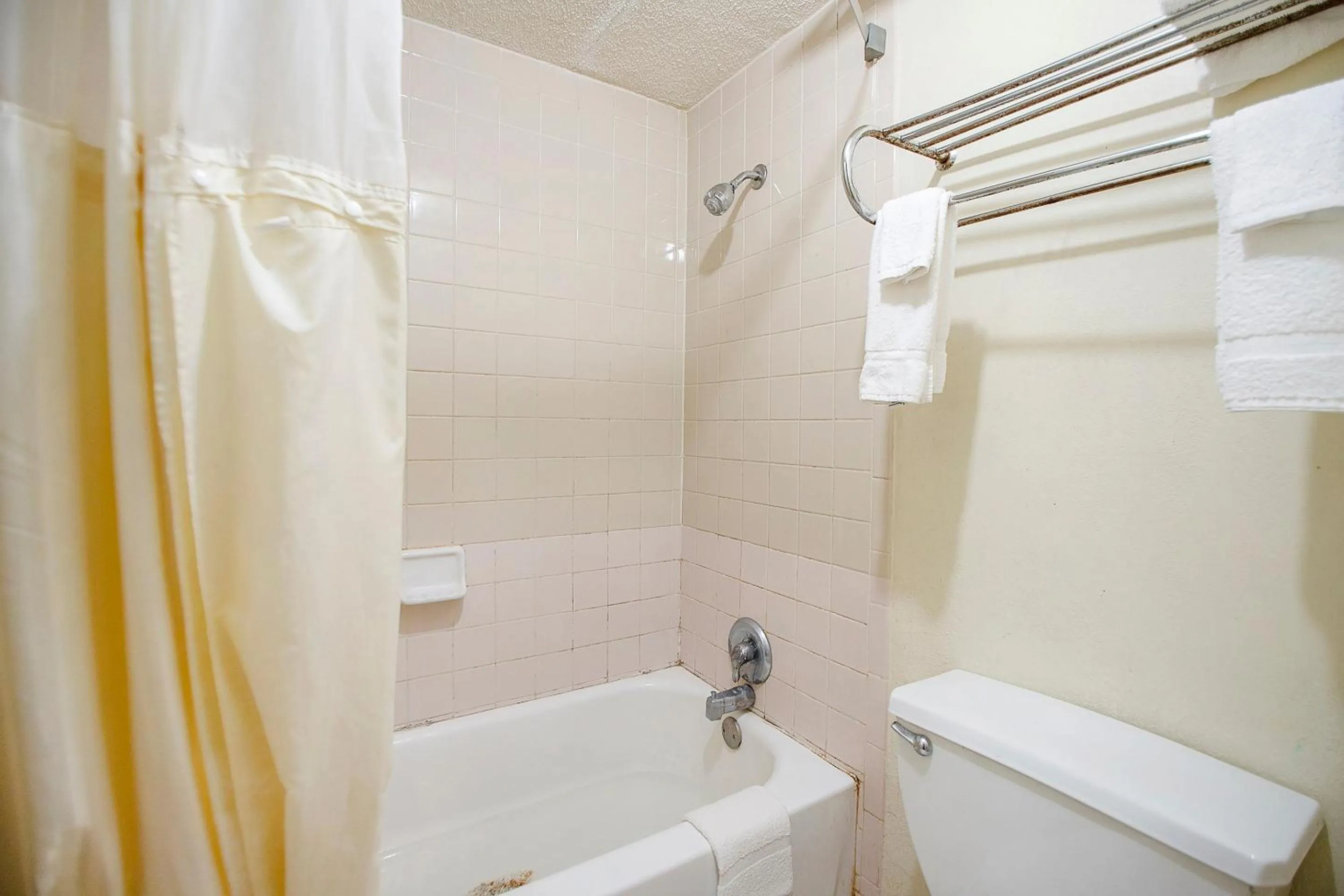 Bathroom in Hotel O Daylight Inn Elkhart I-90, IN