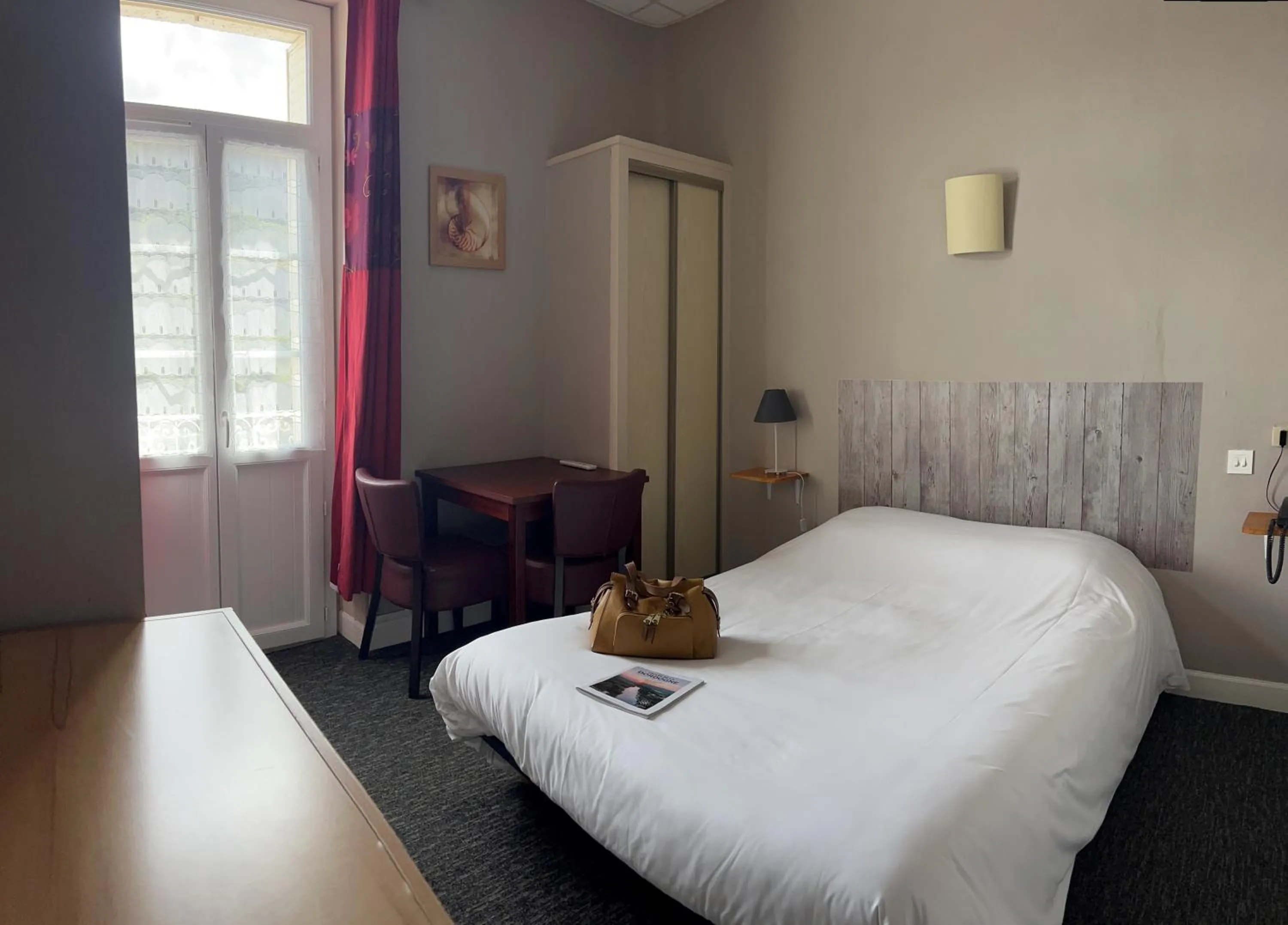 Property building, Bed in Hotel du Lion d'Or