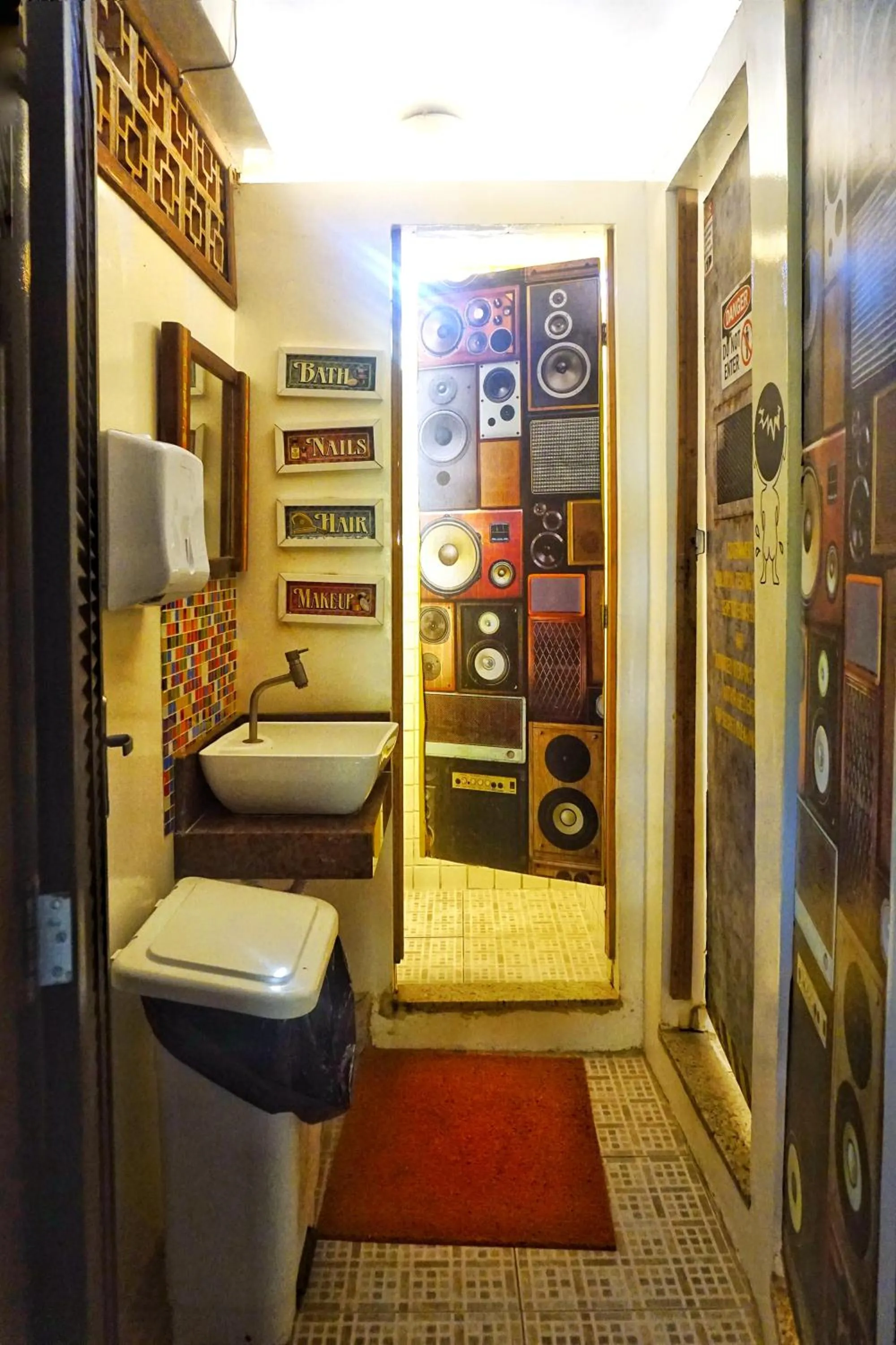 Bathroom, Bed in Biergarten Hostel